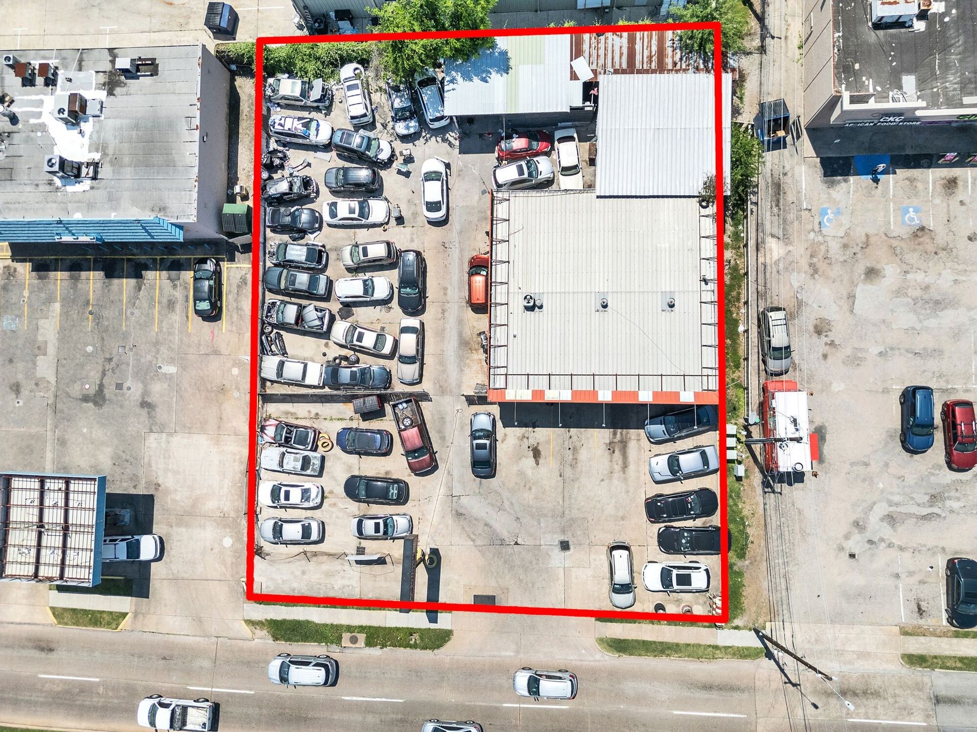 Top-down aerial showing the parcel boundary, building and vehicle areas | 显示地块边界、建筑和车辆区域的俯视航拍