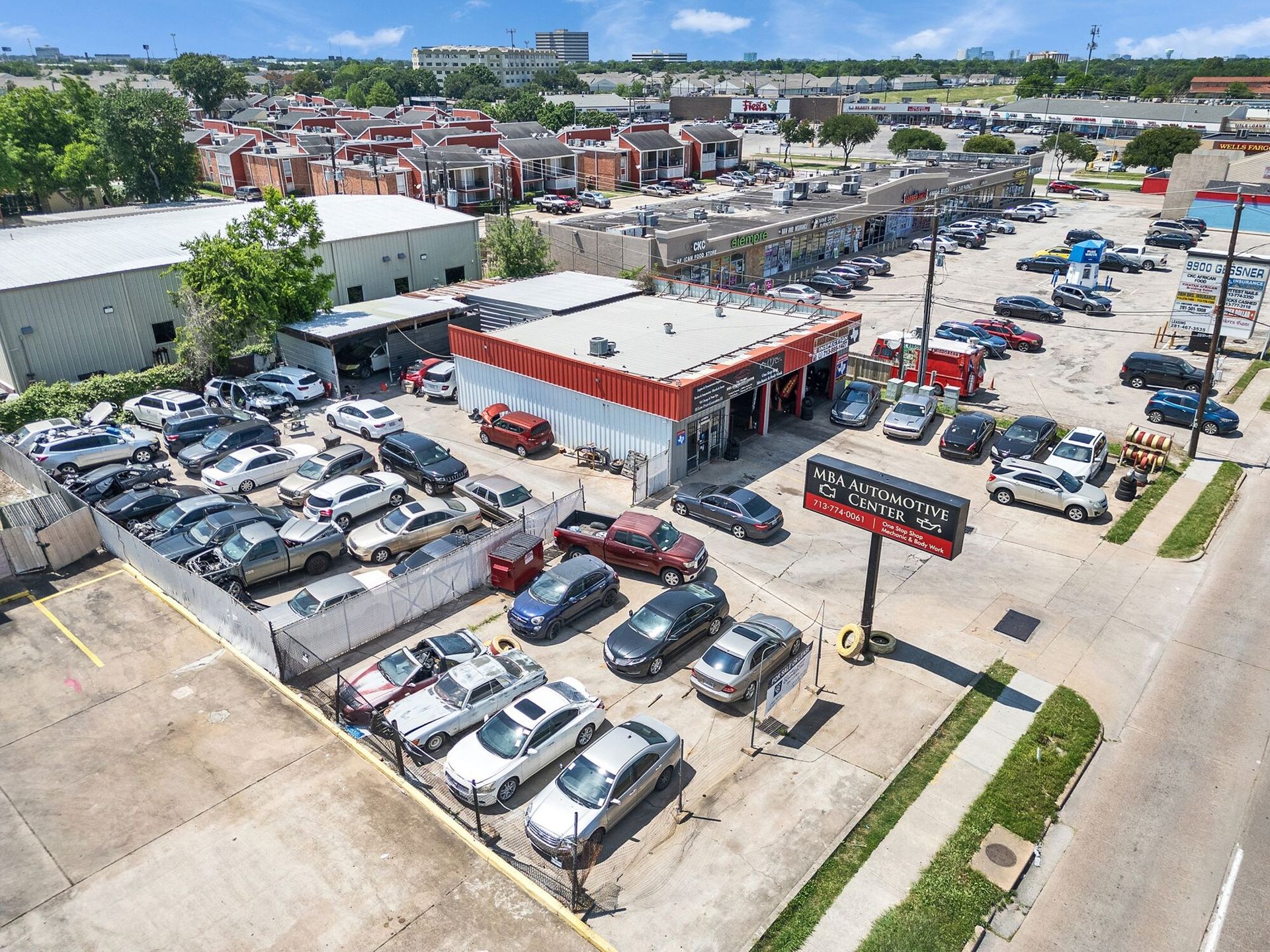 Oblique aerial showing the building, service yard and South Gessner Road frontage | 建筑、服务场地和South Gessner Road临街面的斜角航拍