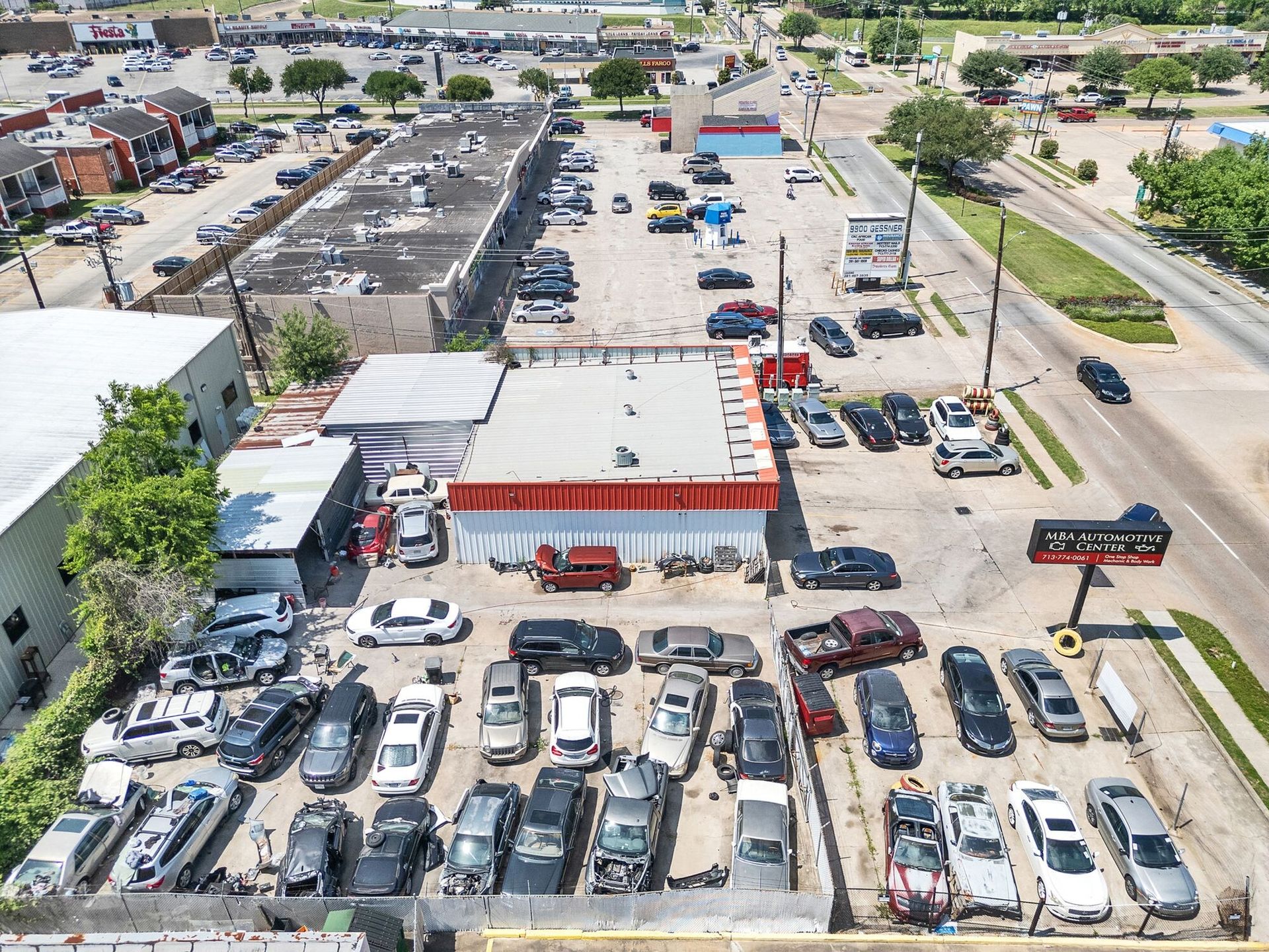Rear-side aerial view of the building, roof and neighboring retail center | 建筑后侧、屋顶及邻近商业中心航拍