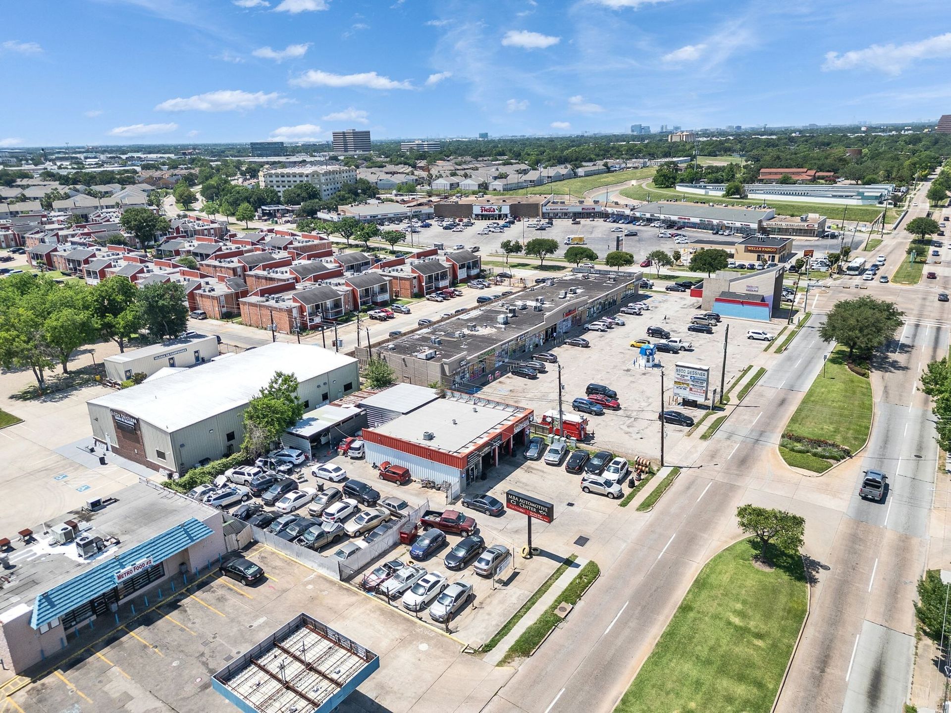 Wide aerial showing the property within the South Gessner commercial corridor | 物业在South Gessner商业走廊中的广角航拍