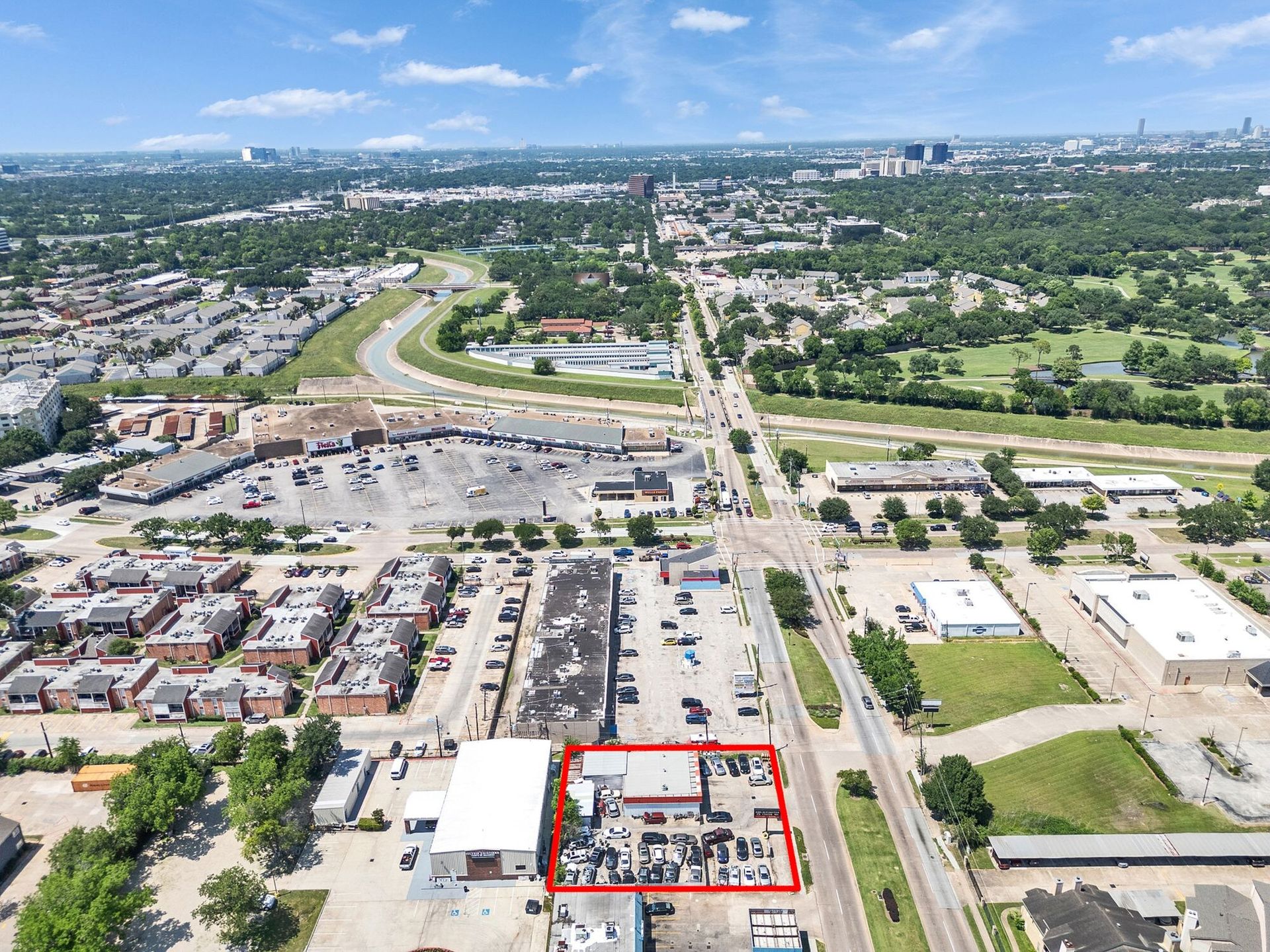 High aerial with the property outlined near major Southwest Houston roads | 标出物业位置及休斯顿西南区主要道路的高空航拍