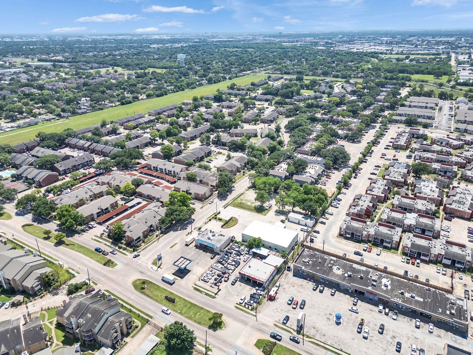 High aerial showing the property and surrounding residential neighborhoods | 物业及周边住宅社区高空航拍