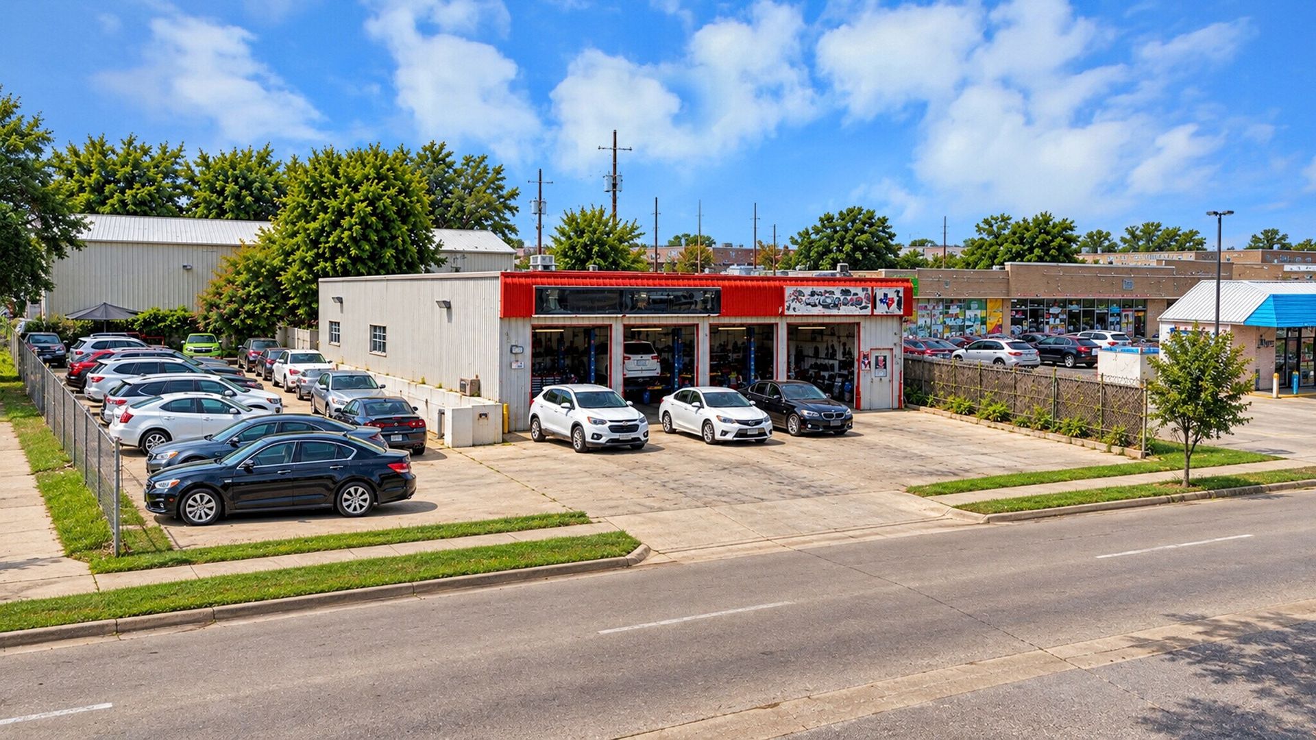 Wide street view of the property frontage along South Gessner Road | 物业沿South Gessner Road临街面的广角照片