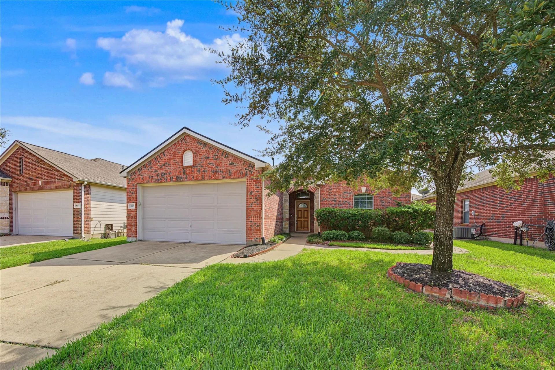 Daytime front exterior, driveway and two-car garage | 白天住宅正面、车道和两车位车库
