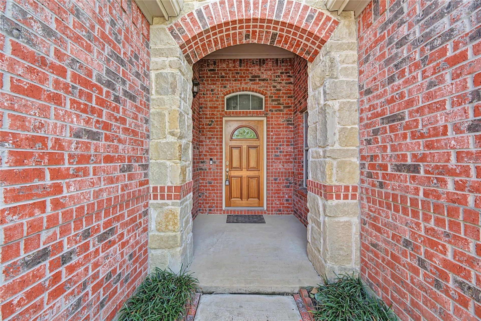 Brick entry alcove and wood front door | 砖砌入户门廊和木质前门