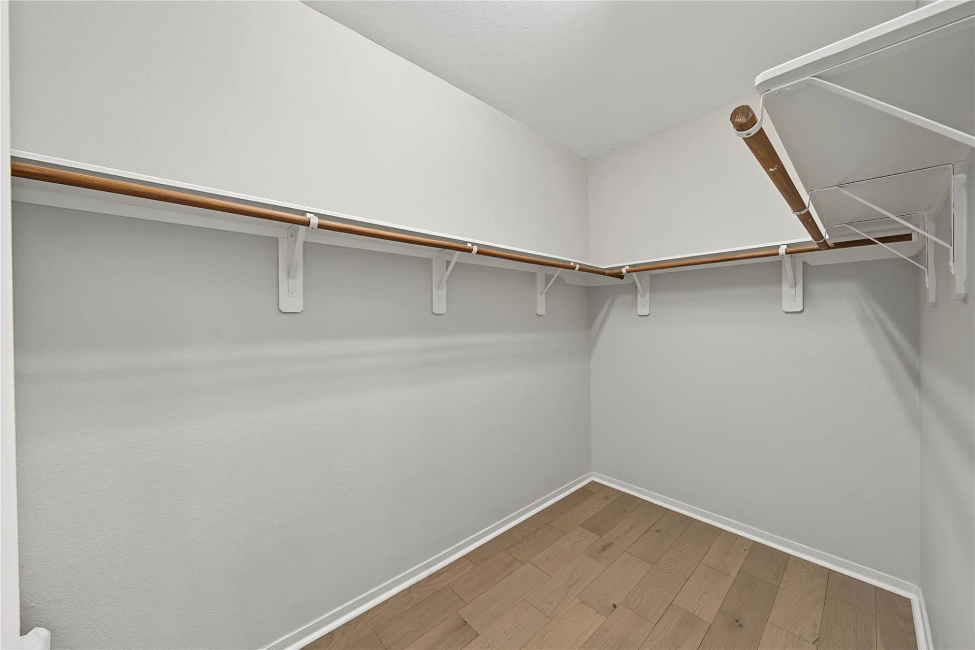 Walk-in closet with built-in shelving | 带固定搁架的步入式衣帽间