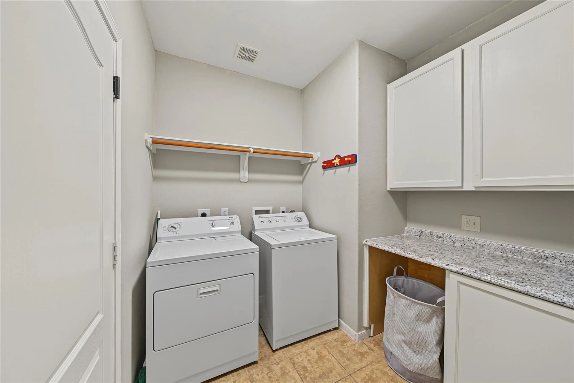 Laundry room with washer, dryer, cabinets and utility sink | 带洗衣机、烘干机、橱柜和水槽的洗衣房