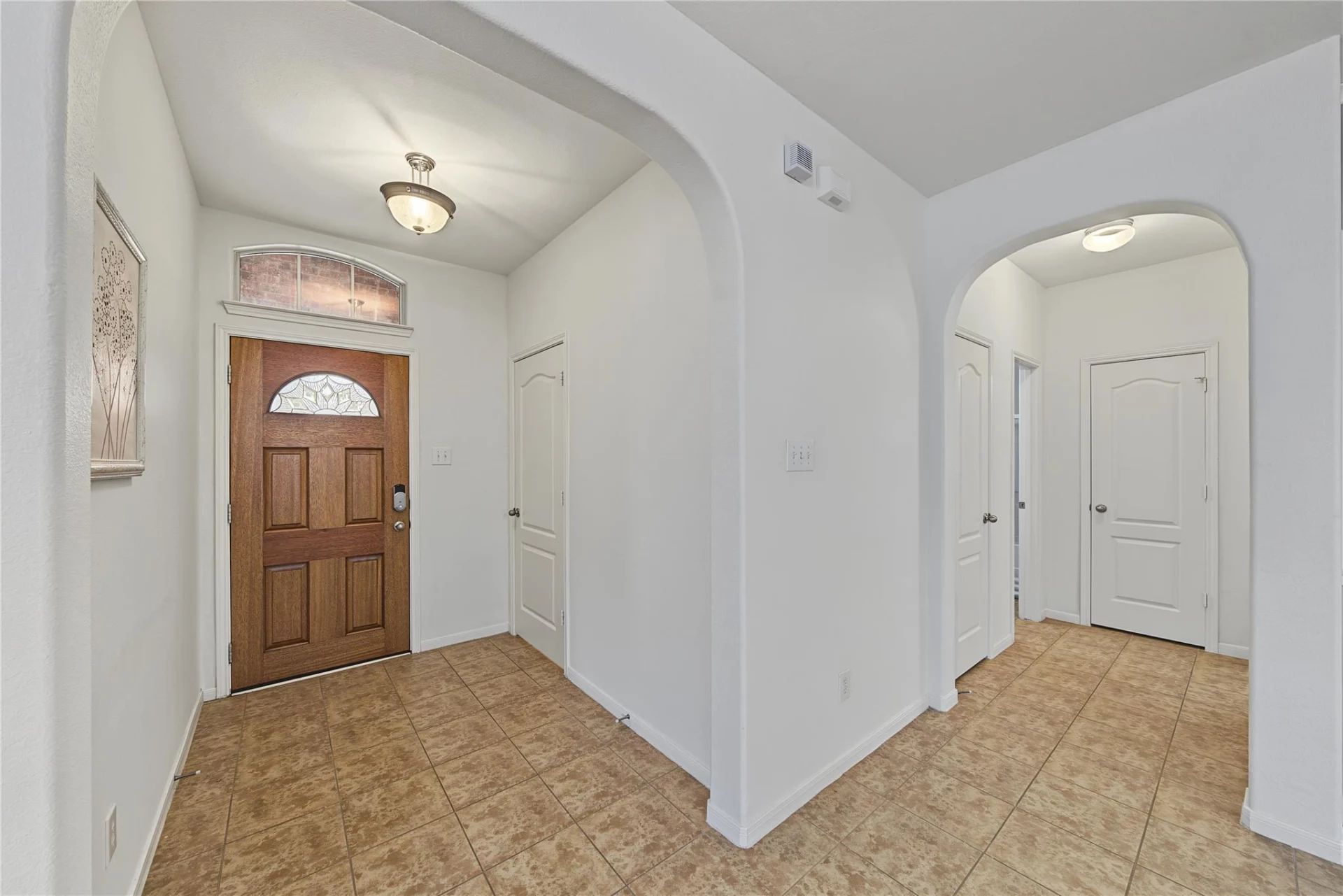 Front foyer with arched openings and tile floor | 带拱形开口和瓷砖地面的入户门厅