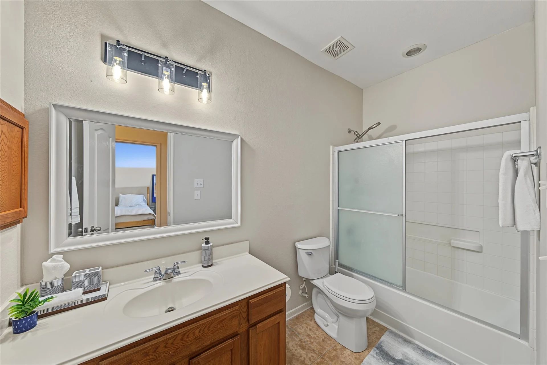 Secondary bathroom with vanity and tub-shower combination | 带洗手台和浴缸淋浴组合的次卫