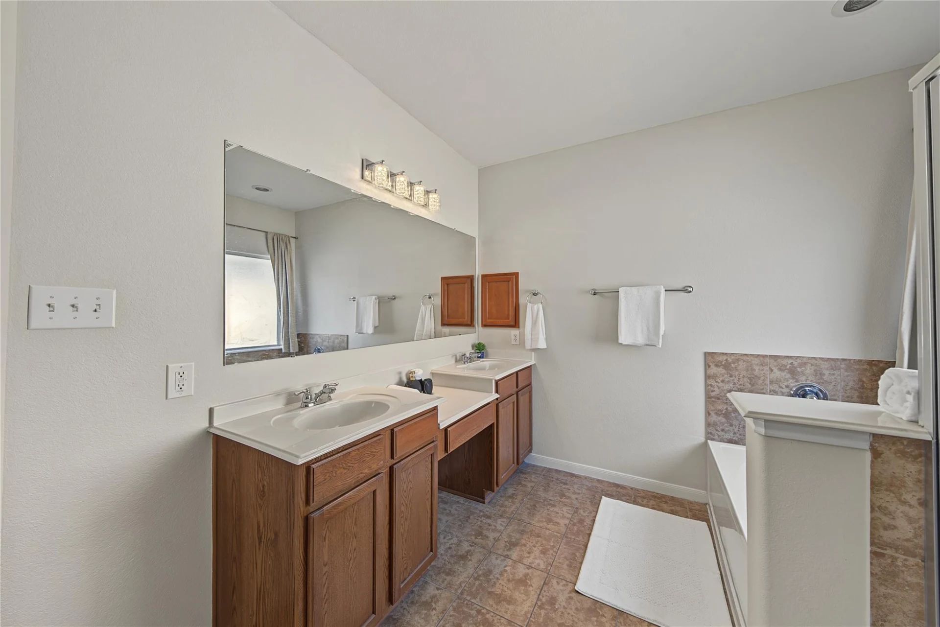 Second view of the secondary bathroom vanity and tub-shower | 次卫洗手台和浴缸淋浴另一视角