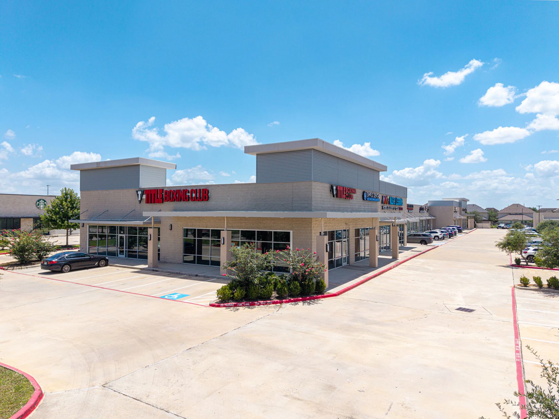 Main exterior view of Katy Creek Ranch multi-tenant retail property at 25031 Westheimer Pky | 25031 Westheimer Pky Katy Creek Ranch多租户商业物业主外观