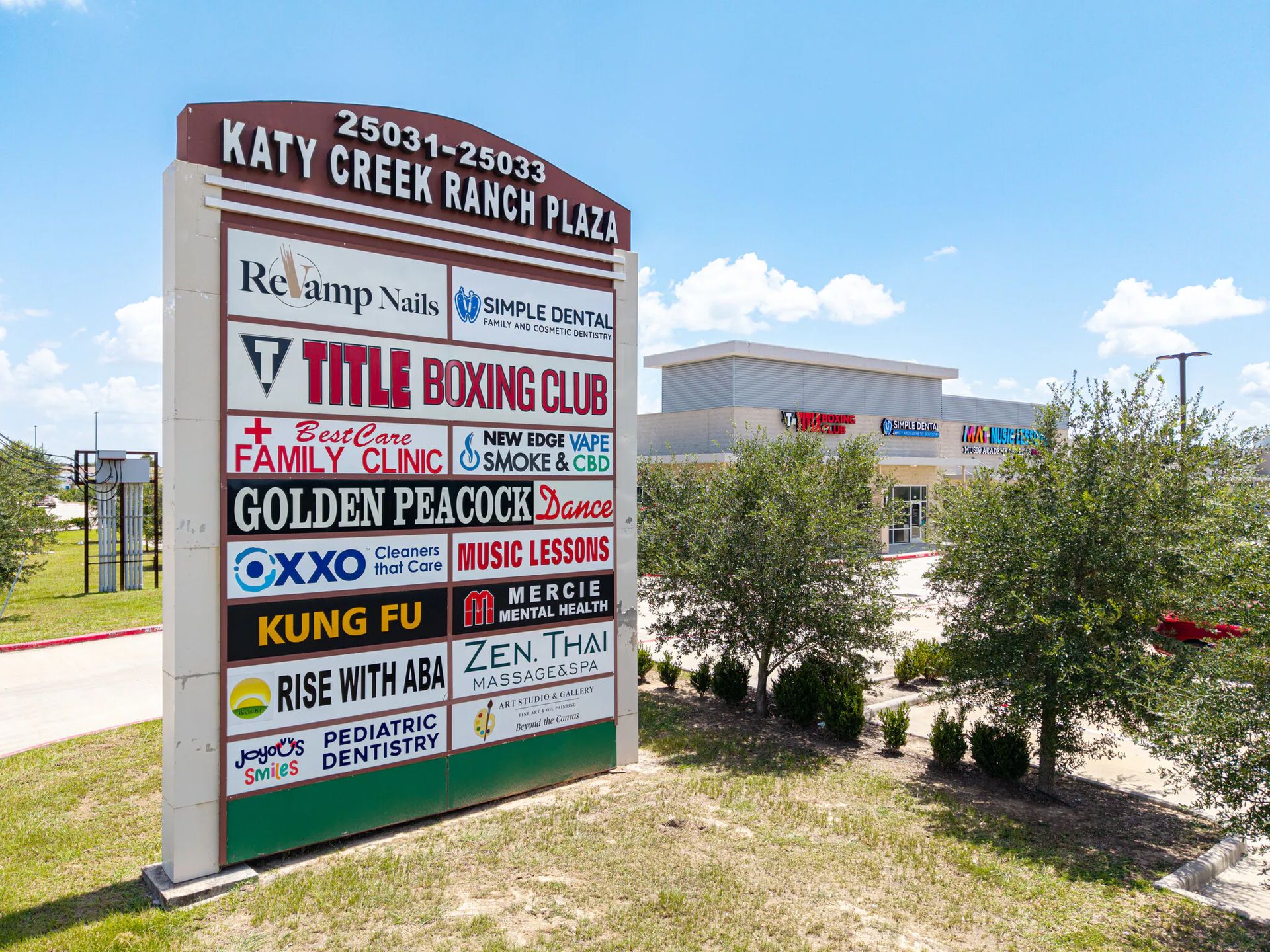 Katy Creek Ranch Plaza monument sign and retail building at 25031 Westheimer Pky | Katy Creek Ranch Plaza独立招牌及商业建筑