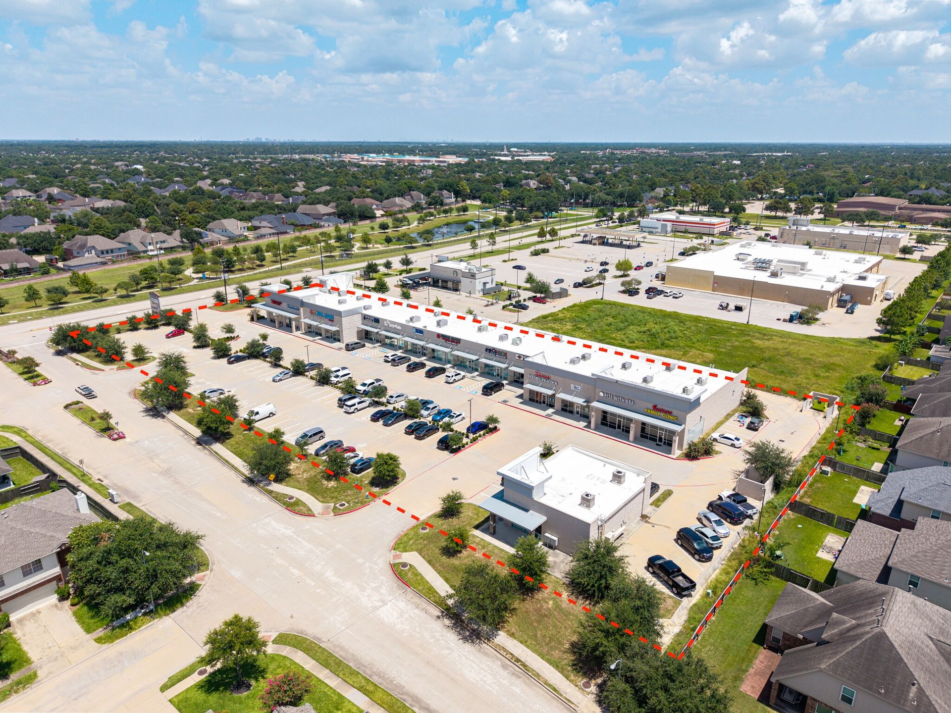 Oblique aerial view showing the corner lot, parking and surrounding Katy neighborhood | 转角地块、停车区及Katy周边社区航拍