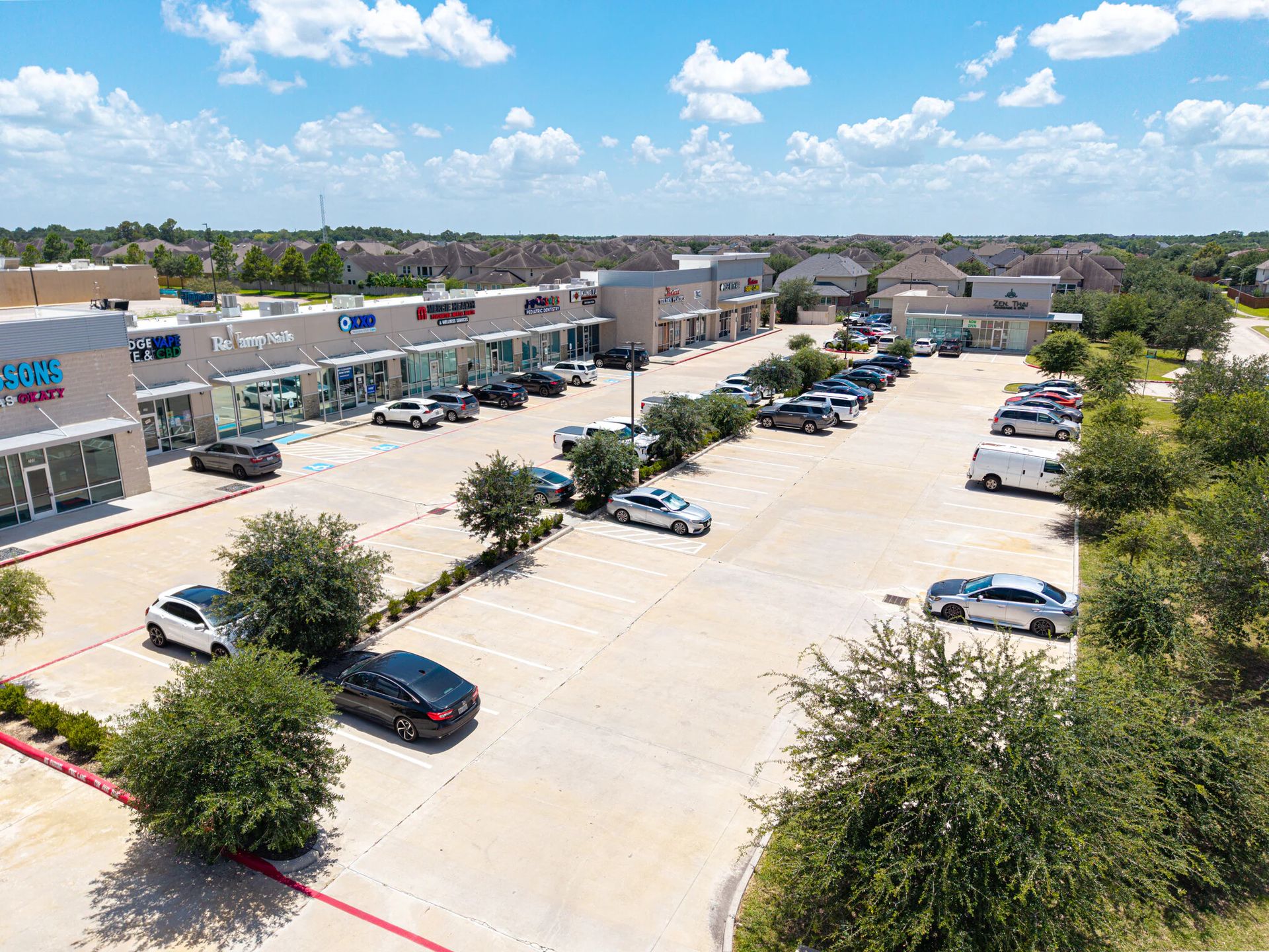 Aerial view across the parking lot and storefronts at Katy Creek Ranch | Katy Creek Ranch停车区及沿街店面航拍