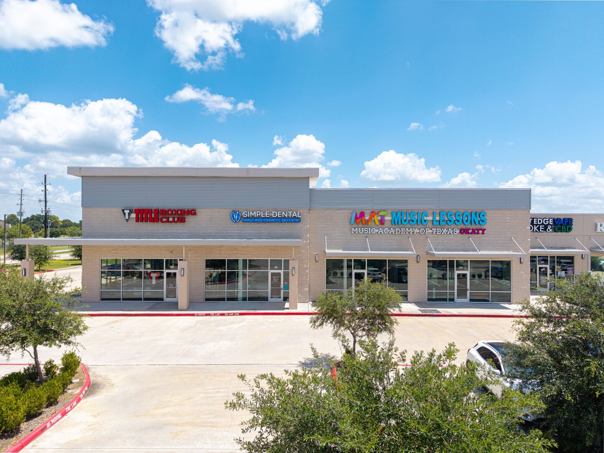 Storefronts for fitness, dental and music tenants at Katy Creek Ranch | Katy Creek Ranch健身、牙科及音乐培训租户店面