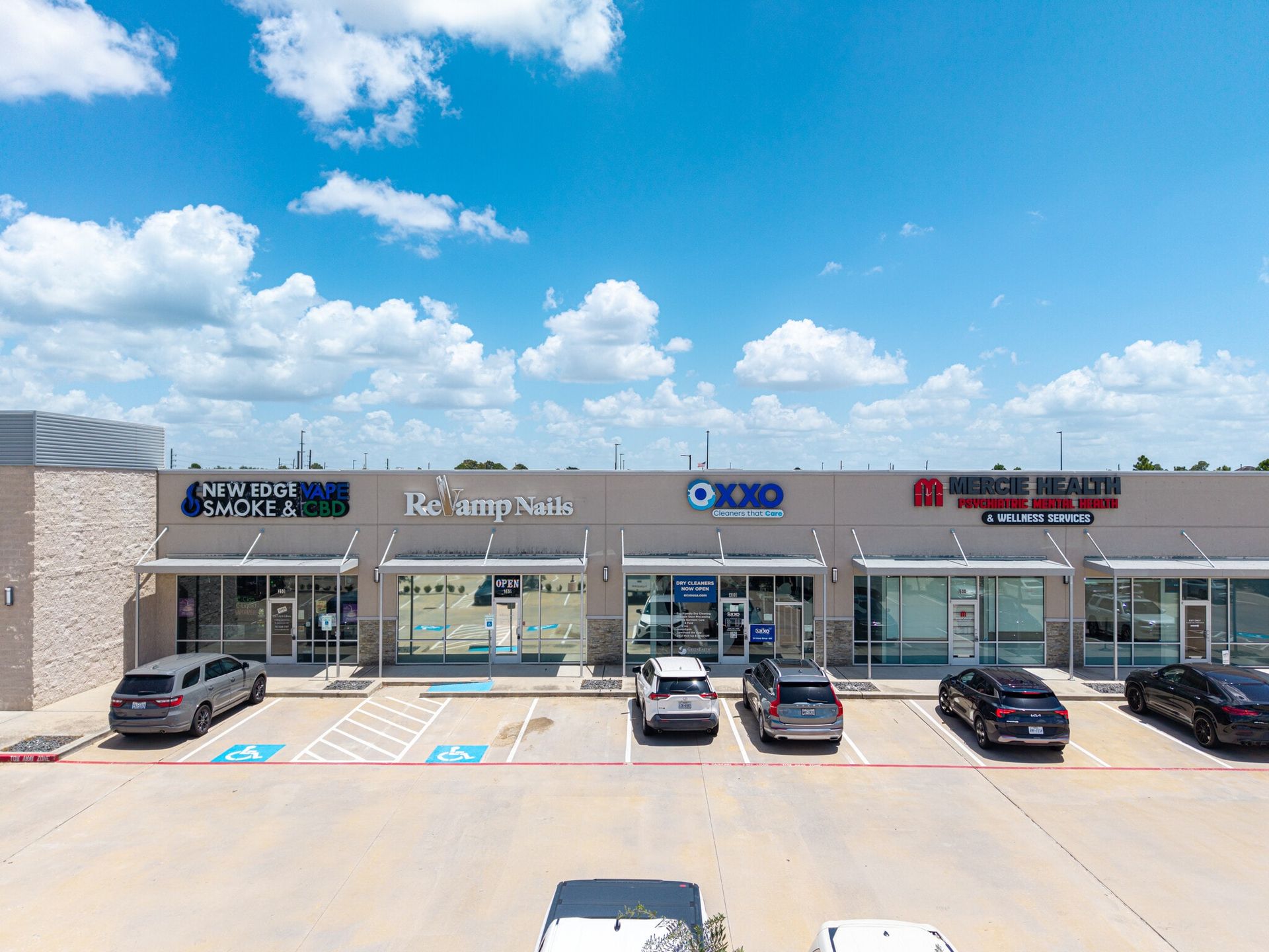 Storefronts for personal care, dry cleaning and behavioral health tenants | 个人护理、干洗及心理健康服务租户店面