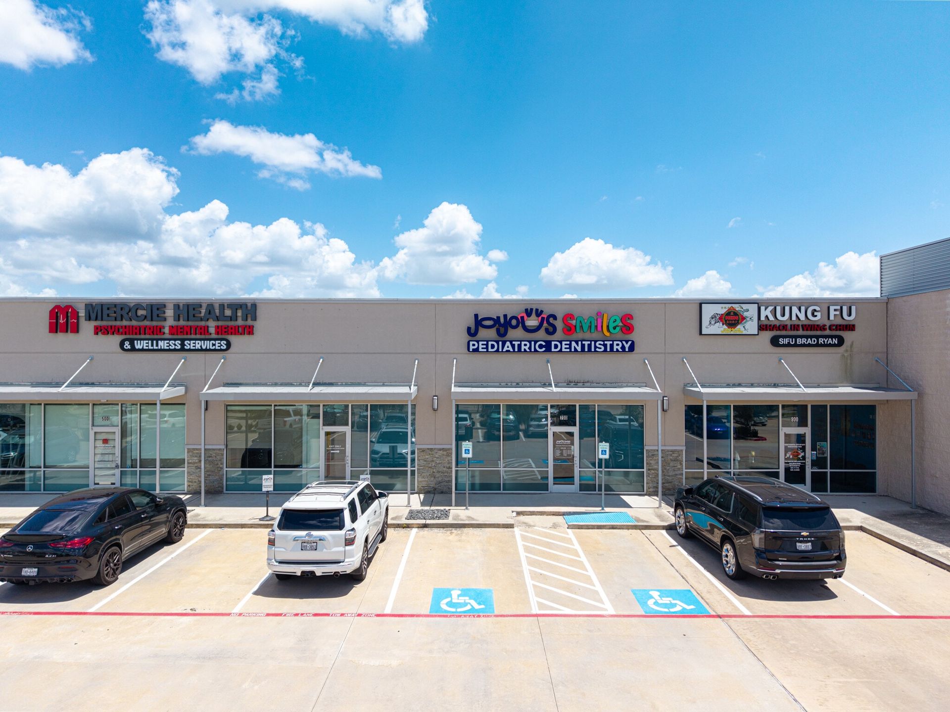 Healthcare, pediatric dental and martial arts storefronts at Katy Creek Ranch | Katy Creek Ranch医疗、儿童牙科及武术租户店面