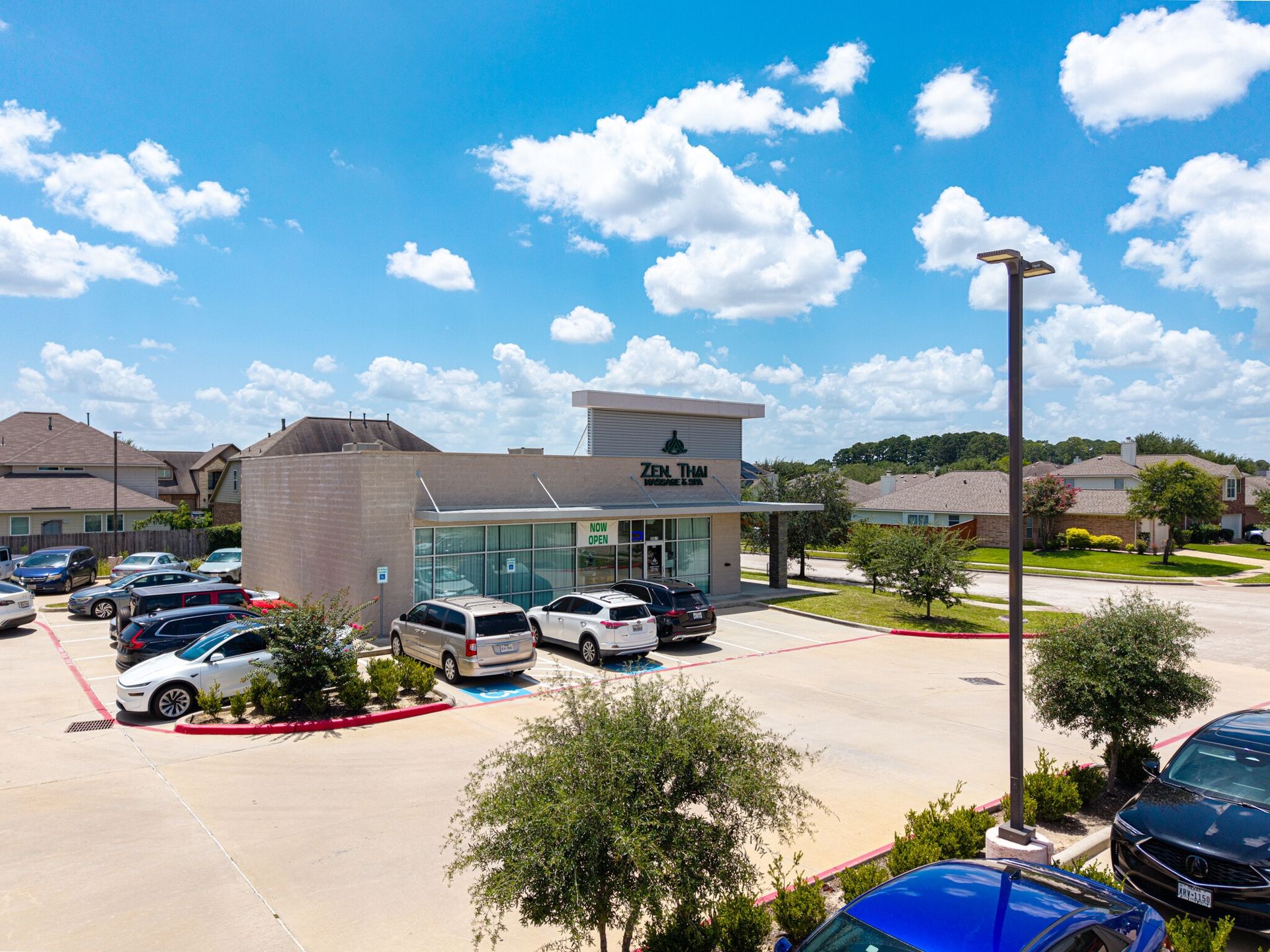 Standalone spa storefront and adjacent parking at Katy Creek Ranch | Katy Creek Ranch独立水疗店面及相邻停车区