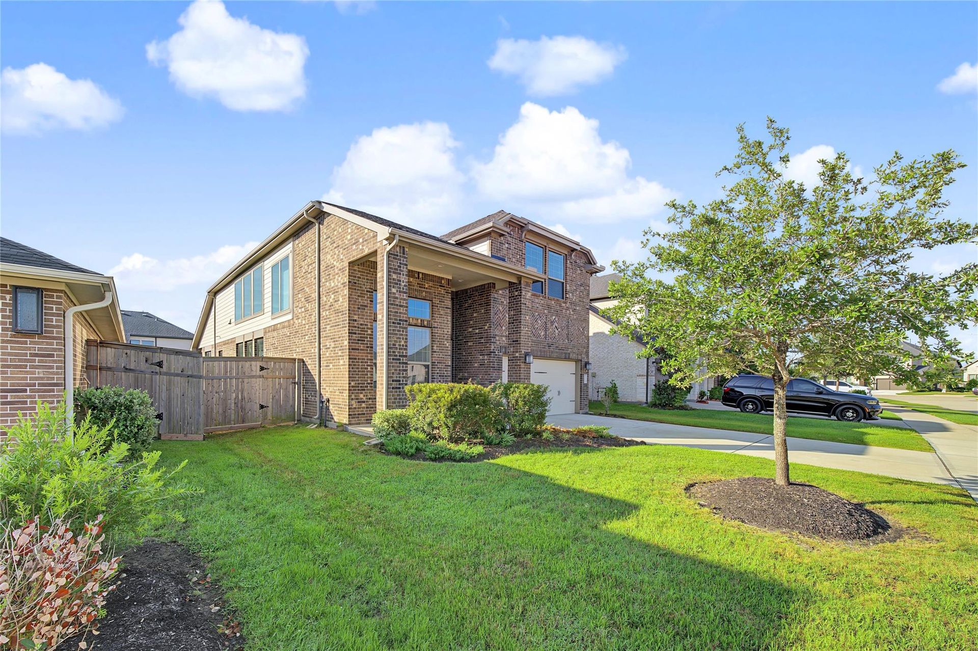 Angled front exterior of 29627 Mahogany View Ln | 房屋正面侧面外观