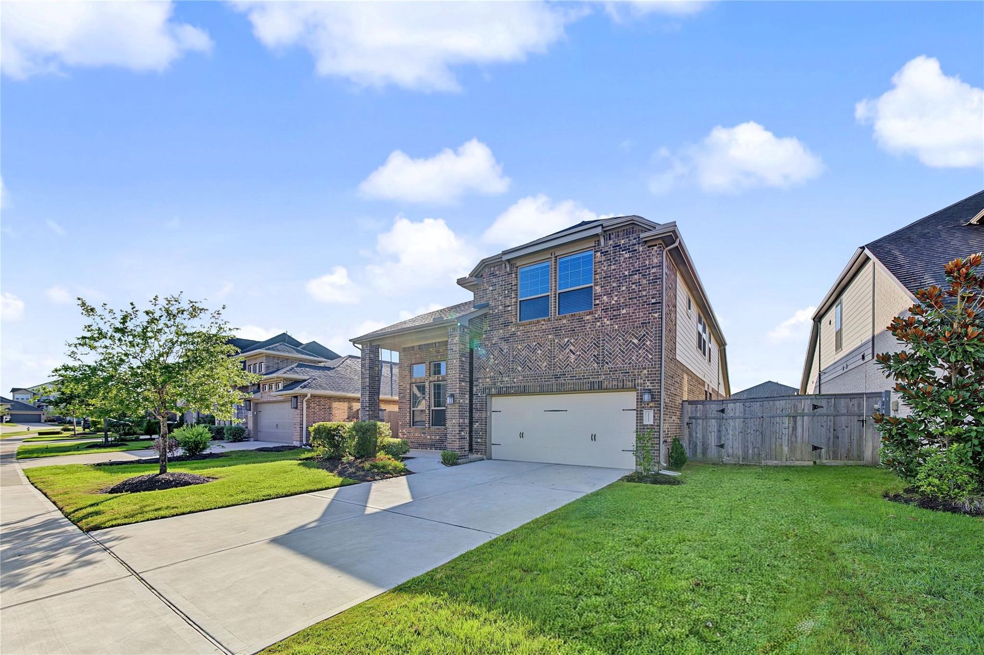 Brick and stone front elevation with two-car garage | 砖石正面与双车库