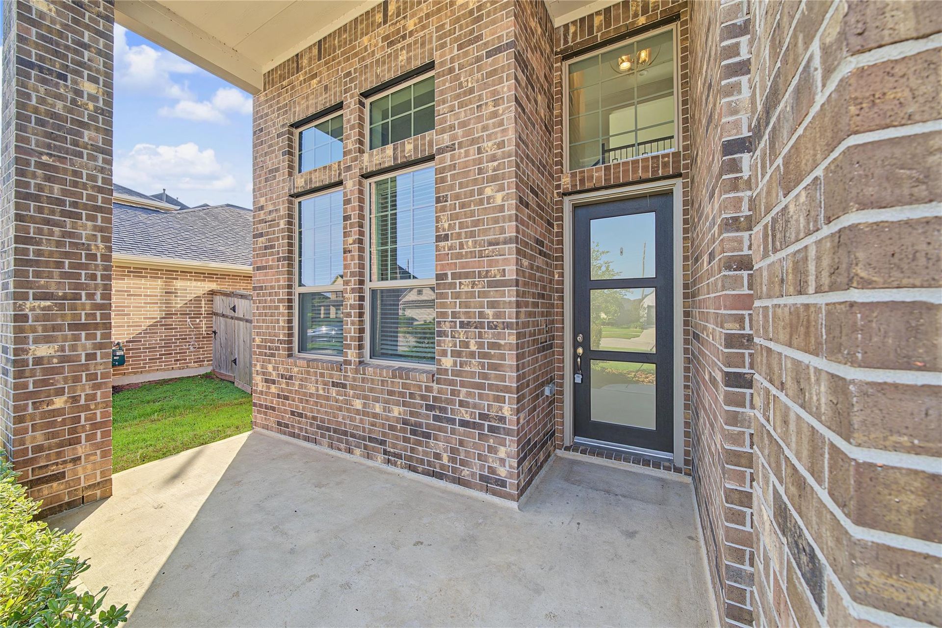 Covered front entry at 29627 Mahogany View Ln | 有遮棚的入户门