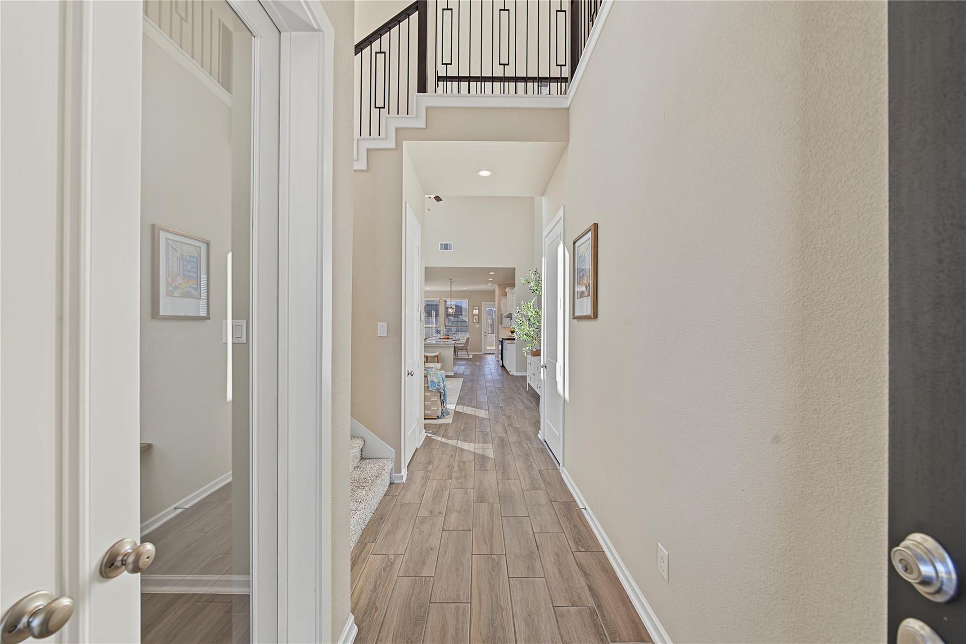Entry hall opening to the family room and kitchen | 入户走廊通向客厅和厨房