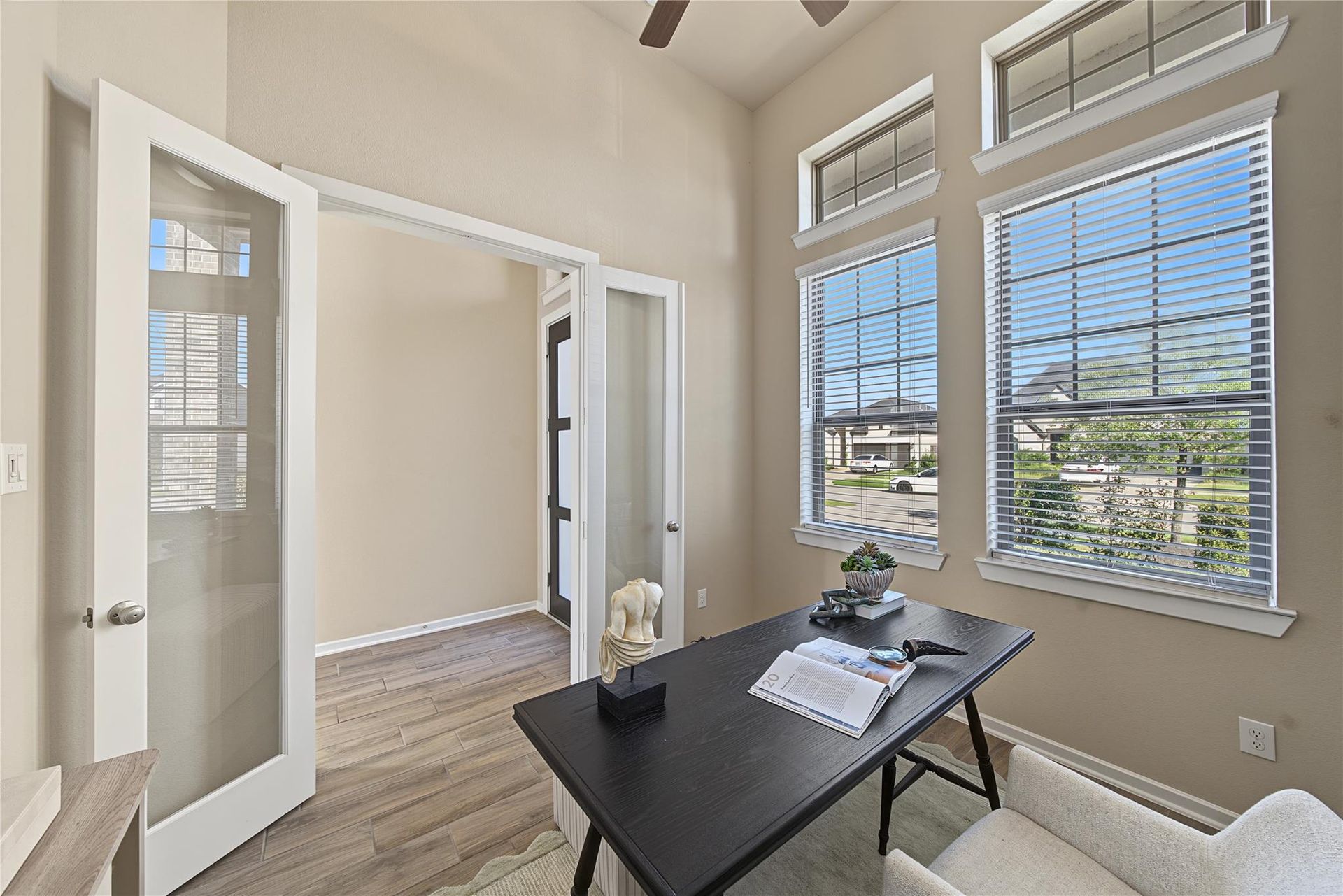 Home office viewed toward the foyer | 从书房看向门厅