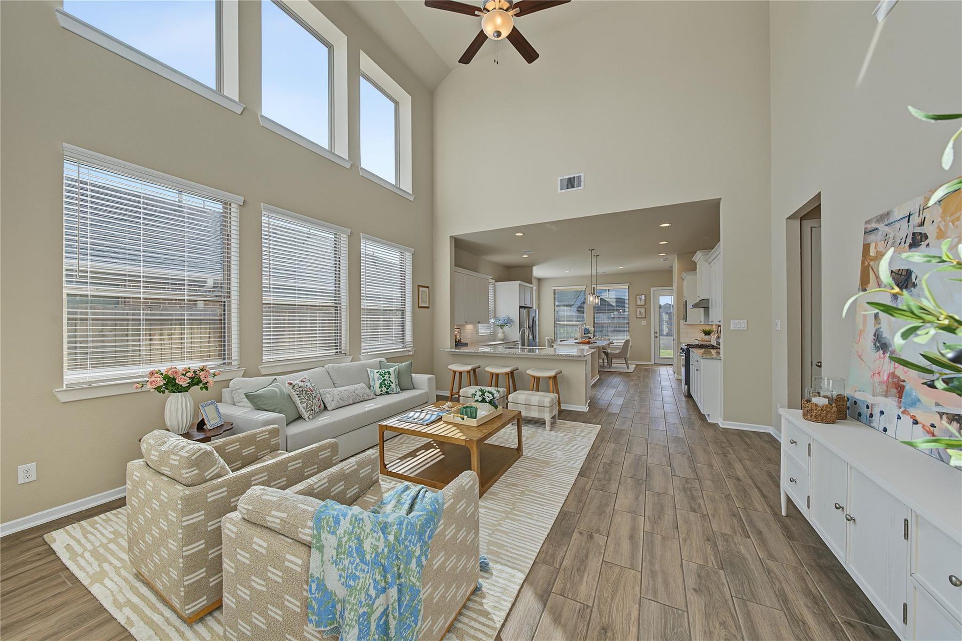 Two-story family room open to the kitchen | 挑高客厅与开放式厨房