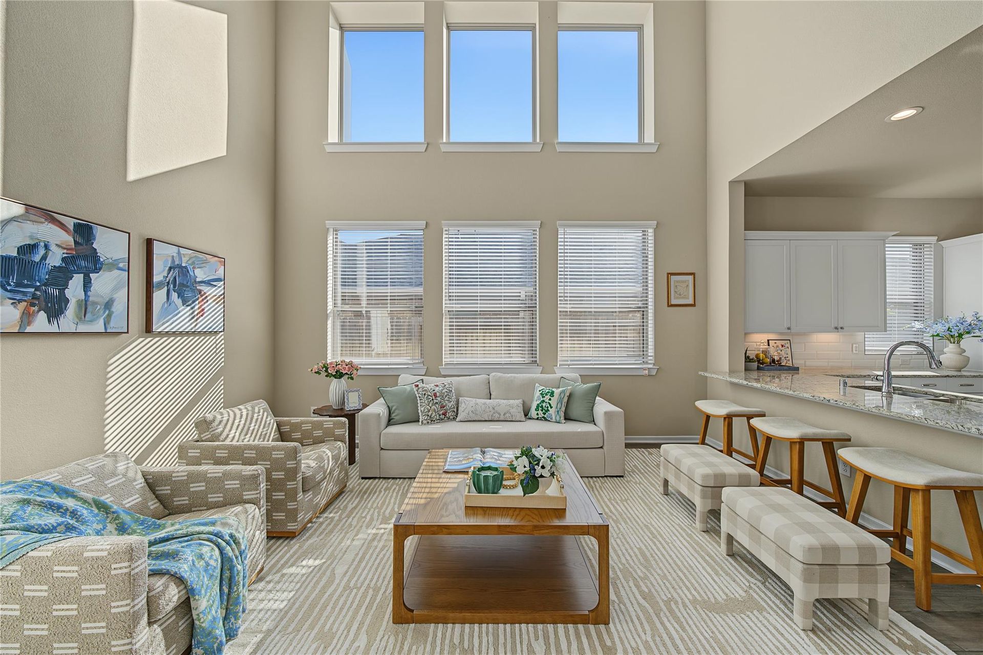 Family room seating area beside the kitchen island | 客厅与厨房中岛
