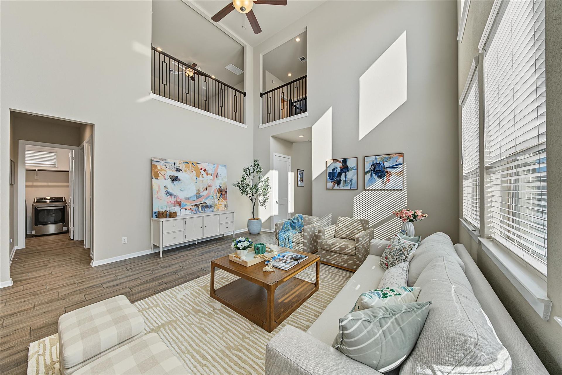 Double-height family room with abundant windows | 多窗采光的挑高客厅