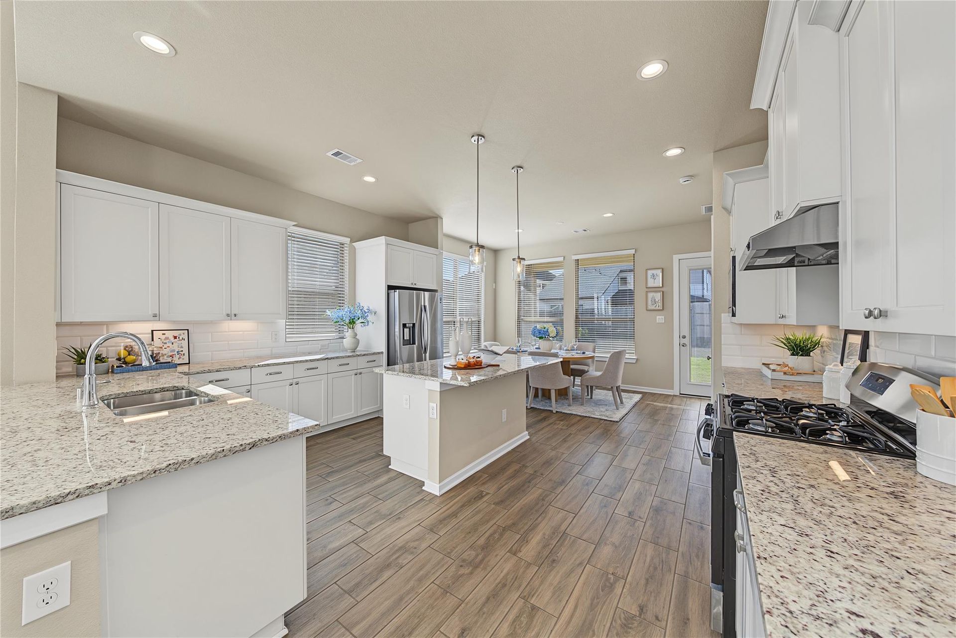 Open kitchen with two granite islands and breakfast area | 双花岗岩中岛厨房与早餐区