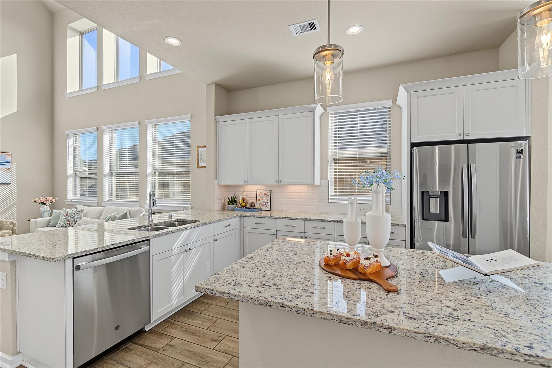 White kitchen cabinetry, granite counters and stainless appliances | 白色橱柜、花岗岩台面与不锈钢电器