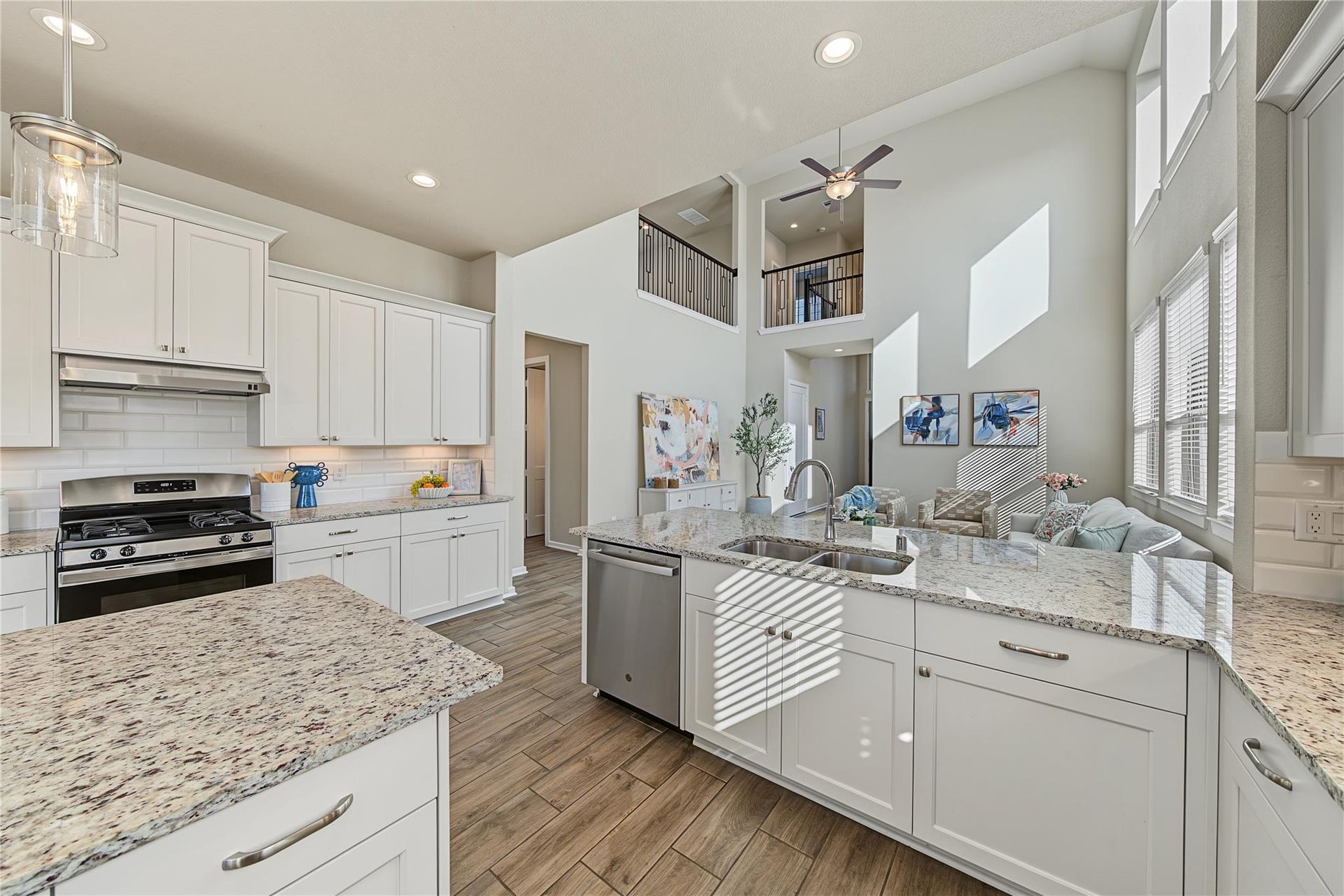 Kitchen overlooking the double-height family room | 厨房看向挑高客厅