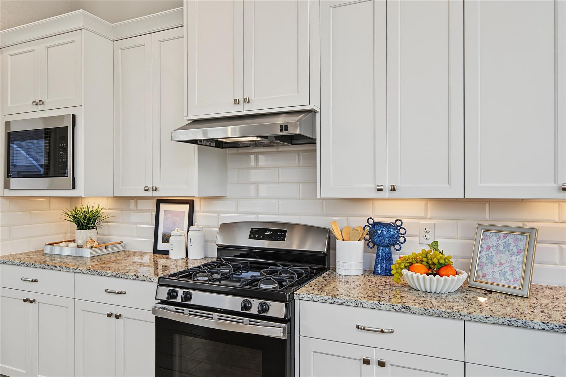 Gas range and subway-tile backsplash detail | 燃气灶与地铁砖防溅墙细节