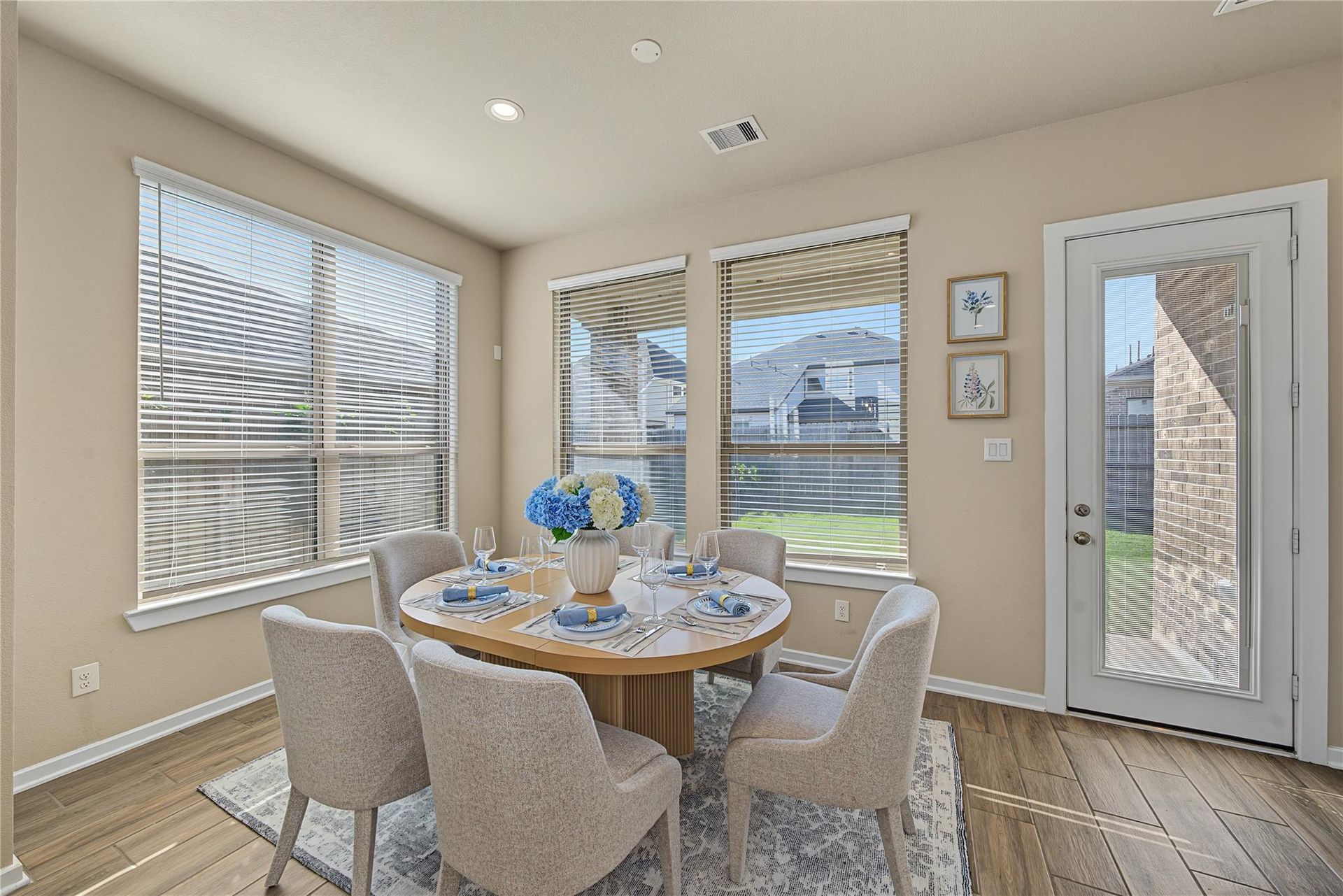 Breakfast area with backyard door and three windows | 带后院门和三扇窗的早餐区