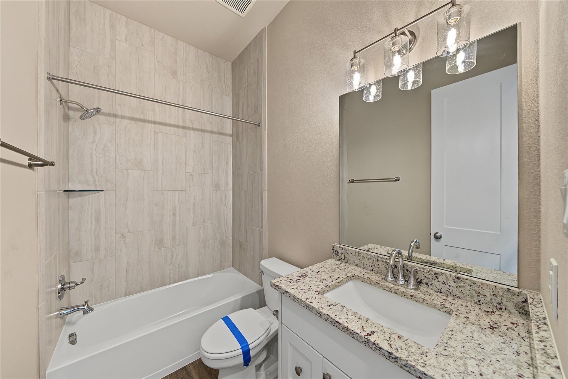 First-floor secondary bathroom with tub and shower | 一楼次卫浴缸淋浴组合