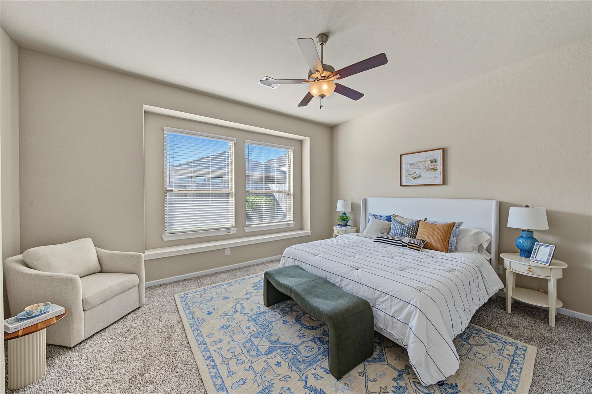 First-floor secondary bedroom with large windows | 一楼次卧