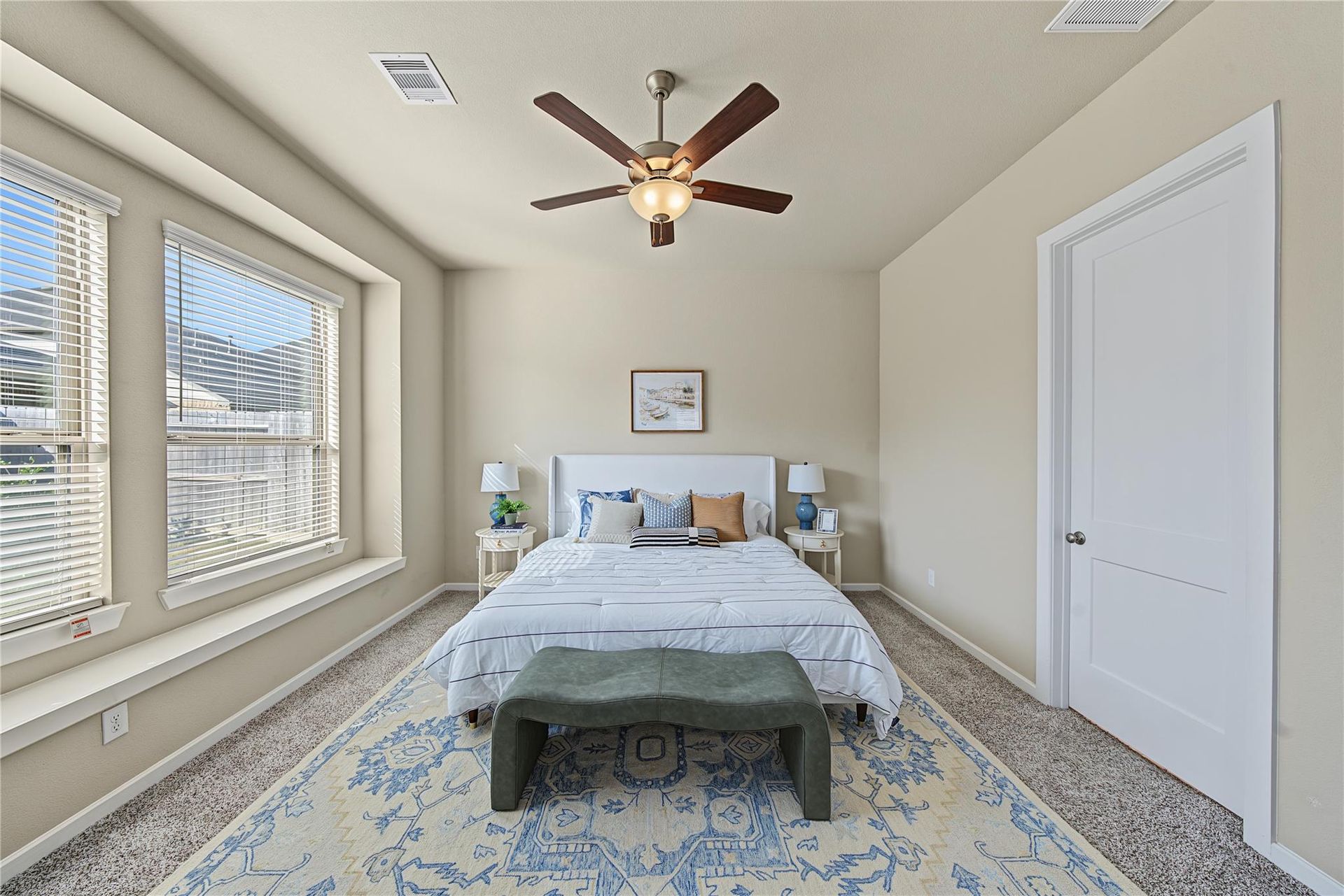 Alternate view of the first-floor secondary bedroom | 一楼次卧另一角度