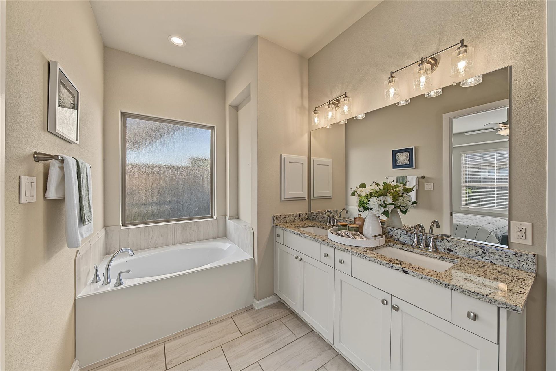 Primary bathroom with soaking tub and double vanity | 主卫独立浴缸与双洗手台