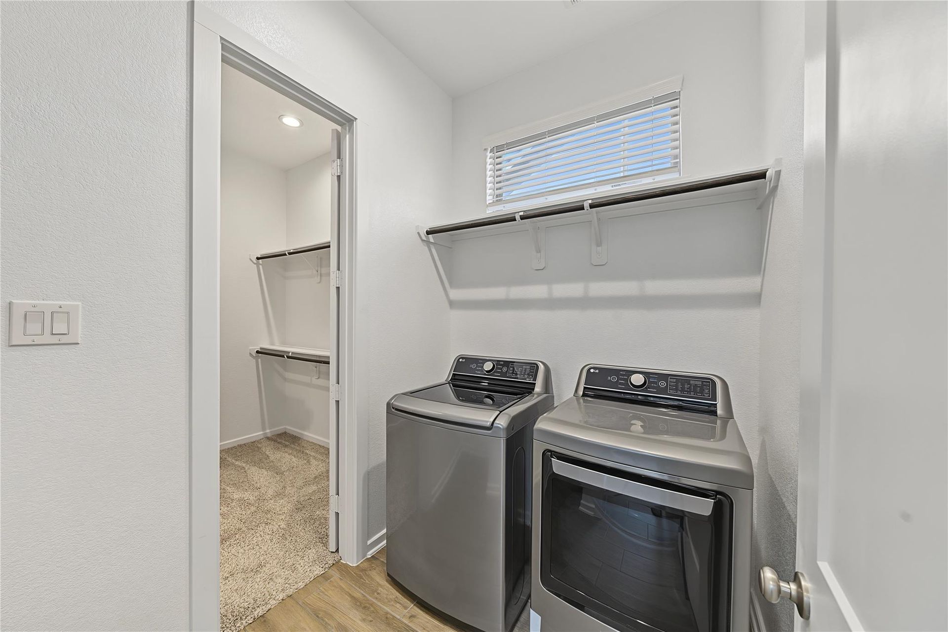First-floor laundry room beside the primary closet | 一楼洗衣房与主卧衣橱