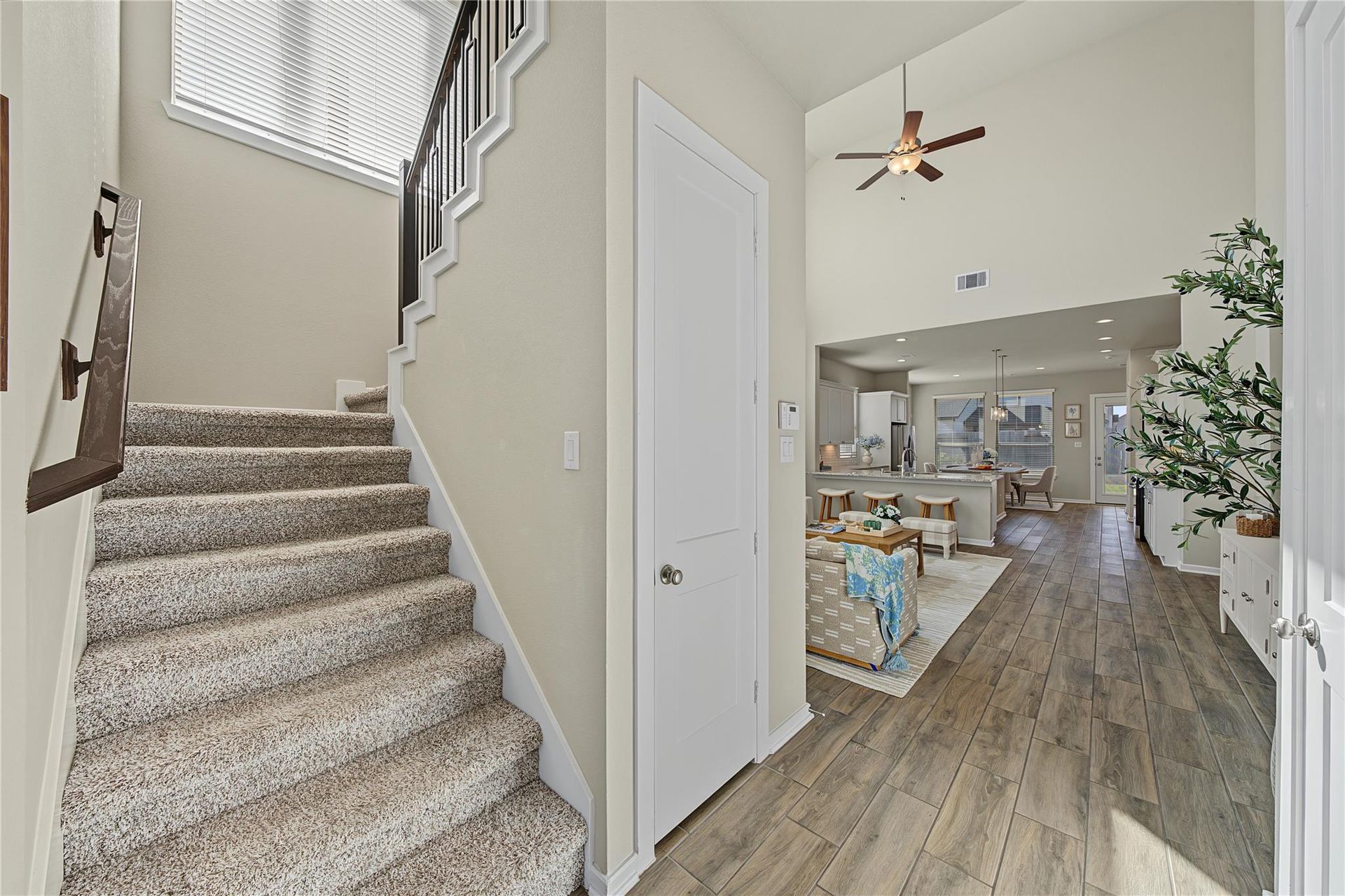 Staircase beside the open family room | 客厅旁通往二楼的楼梯