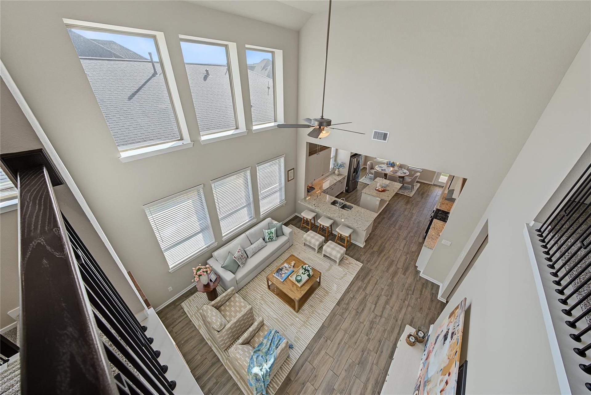 View from the upstairs railing over the family room and kitchen | 二楼俯瞰客厅与厨房