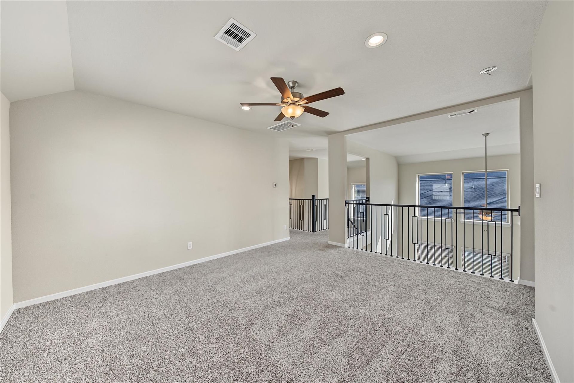 Spacious upstairs game room overlooking the family room | 俯瞰客厅的二楼游戏室