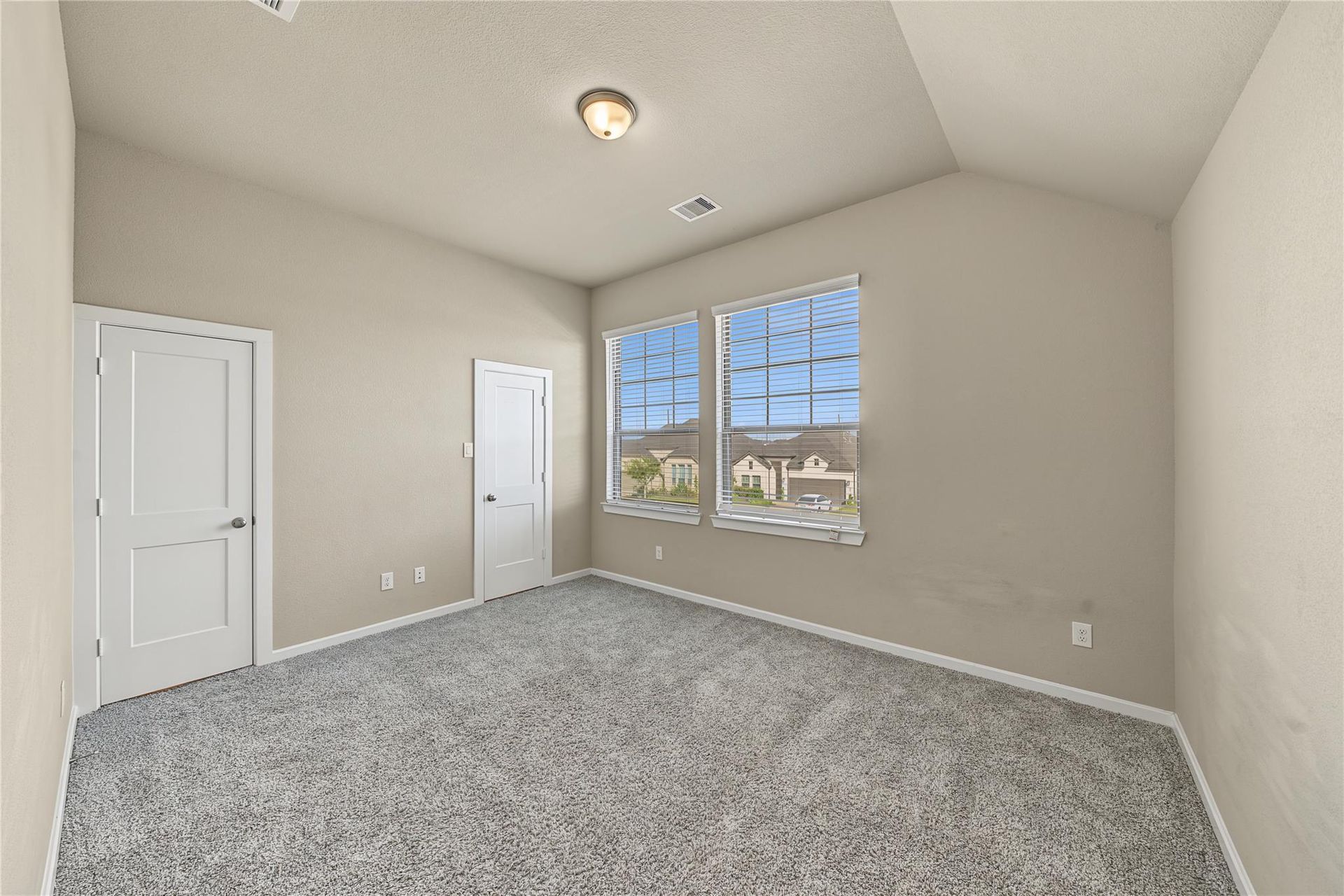 Unfurnished upstairs bedroom with two front-facing windows | 二楼前向次卧