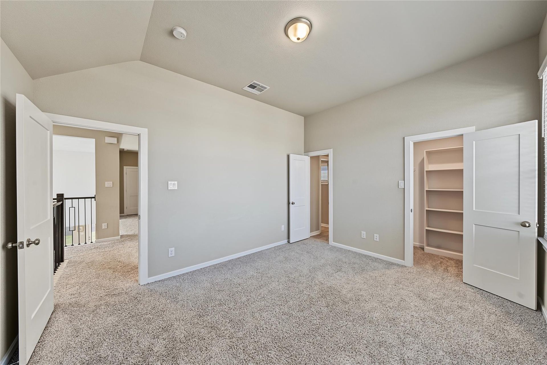 Upstairs bedroom with vaulted ceiling and storage closet | 带挑高天花和储物间的二楼次卧