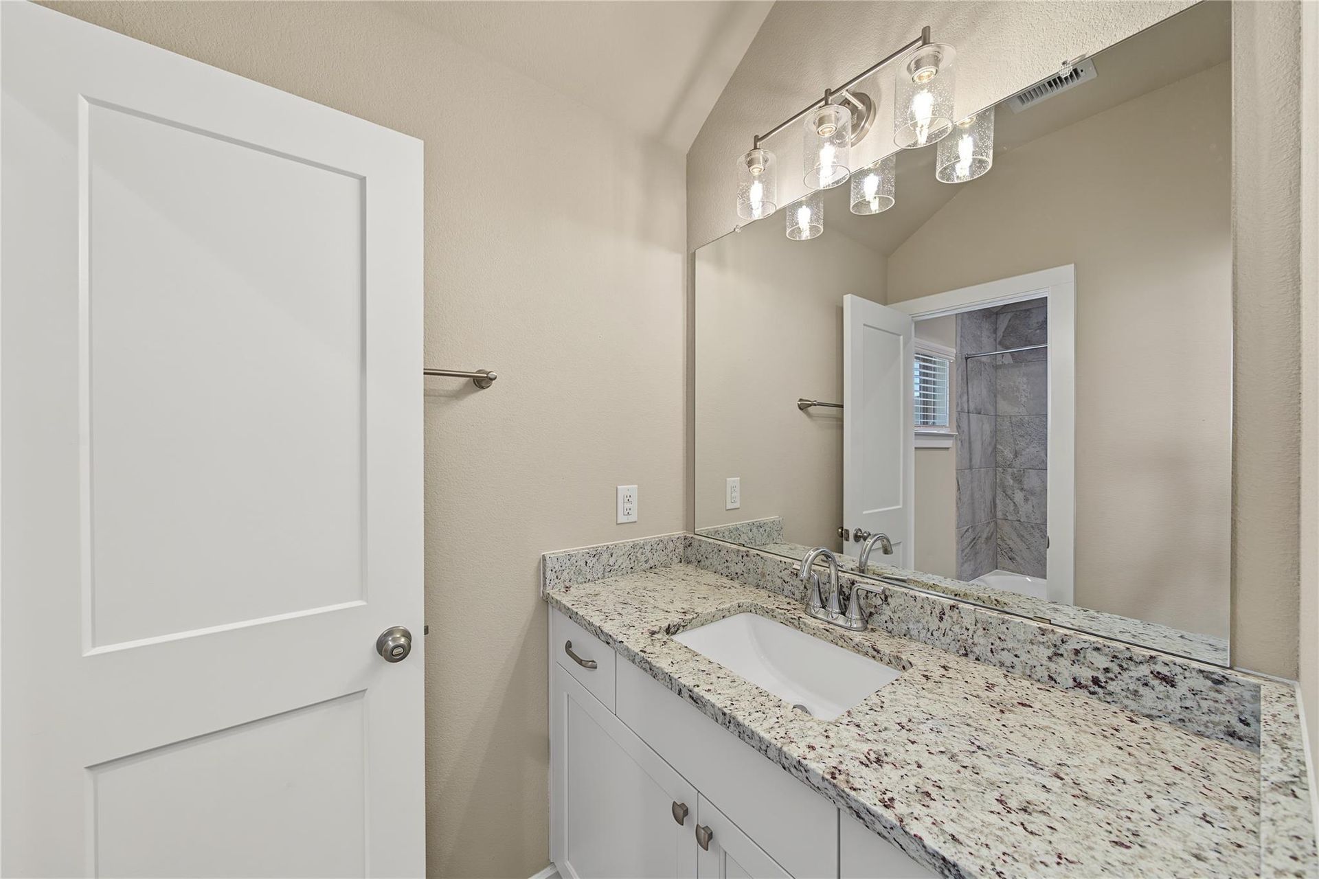 Upstairs bathroom vanity with granite counter | 二楼浴室花岗岩洗手台