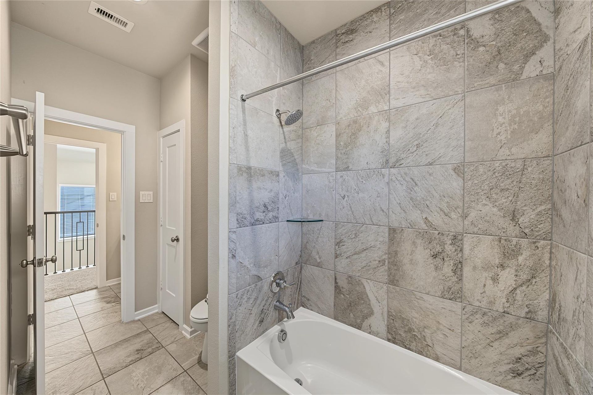 Upstairs tub and shower with tile surround | 二楼卫浴浴缸淋浴组合