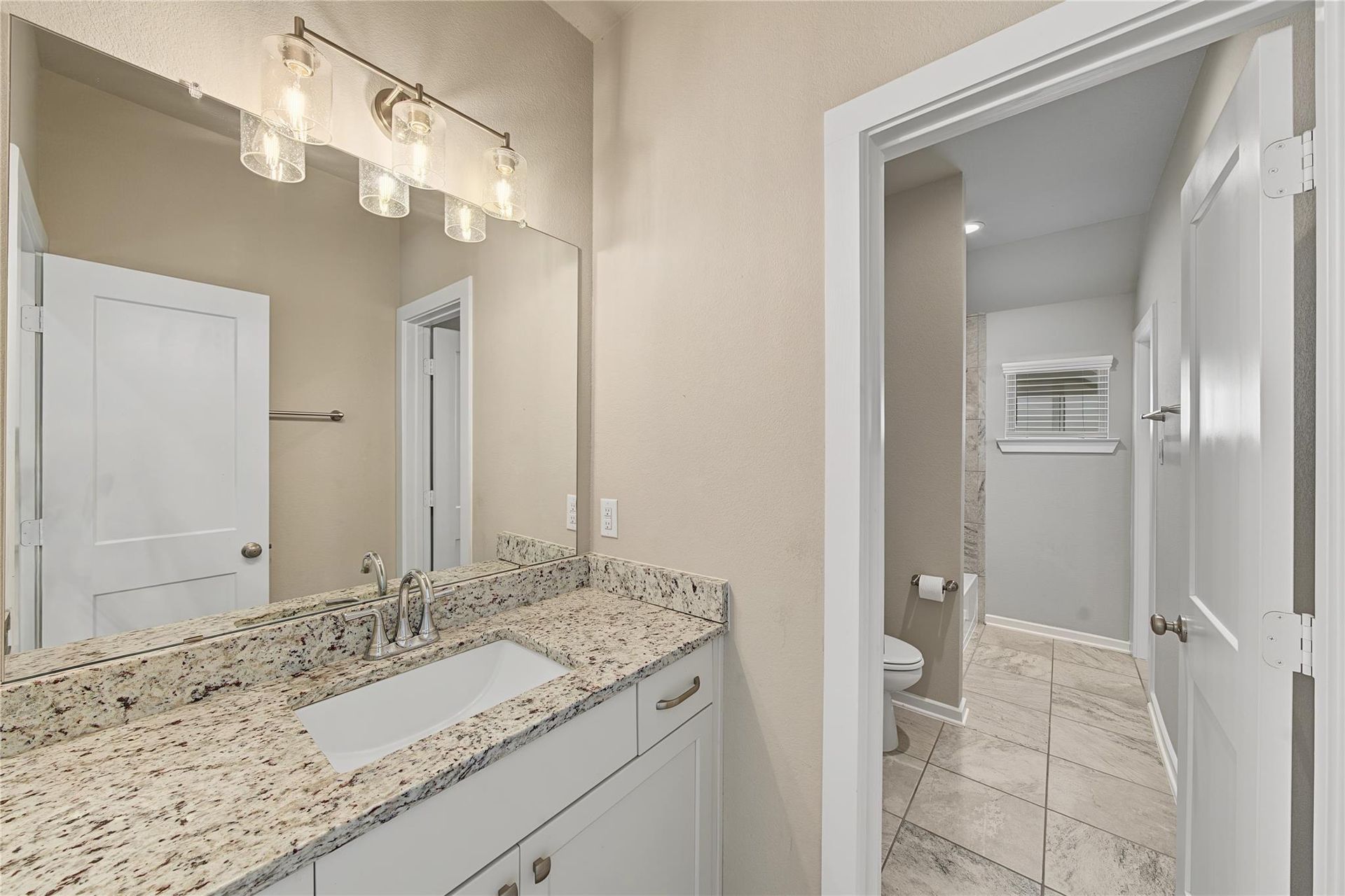 Second upstairs bathroom vanity and adjoining bath | 二楼另一组洗手台与浴室