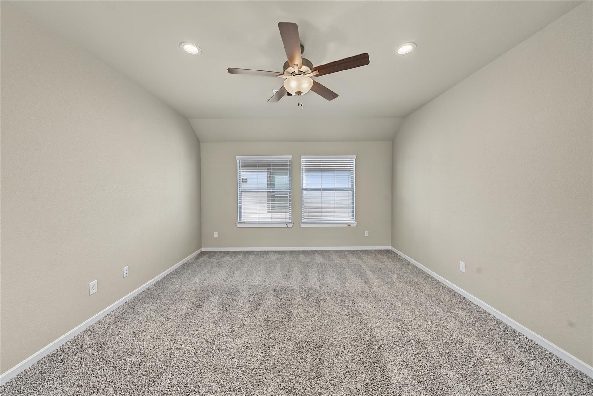 Unfurnished upstairs bedroom with two windows | 二楼双窗次卧