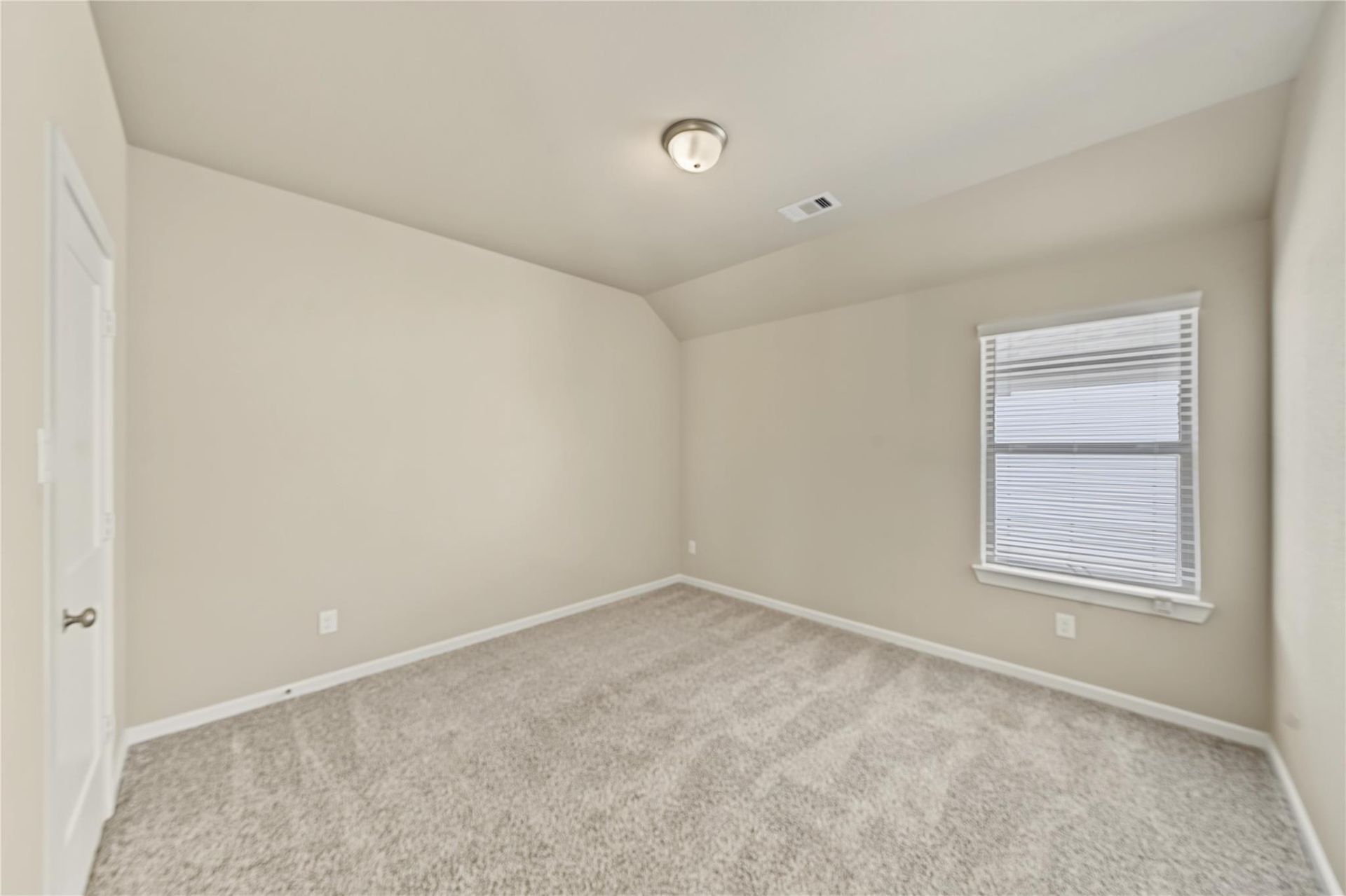 Alternate view of the upstairs bedroom and closet | 二楼次卧与衣橱